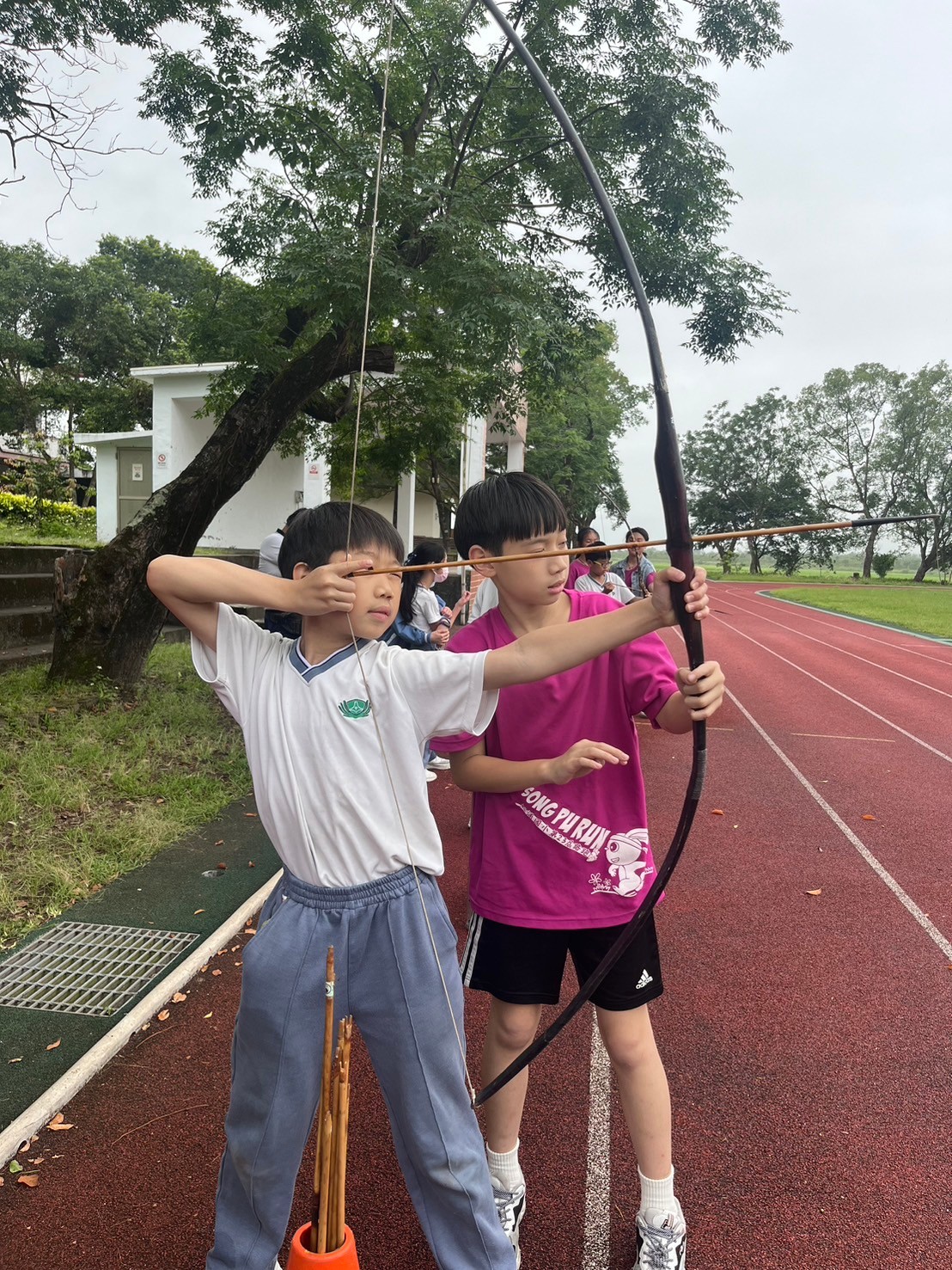 松浦國小的哥哥姐姐指導慈小孩子射箭技巧,體驗原住民射箭文化。