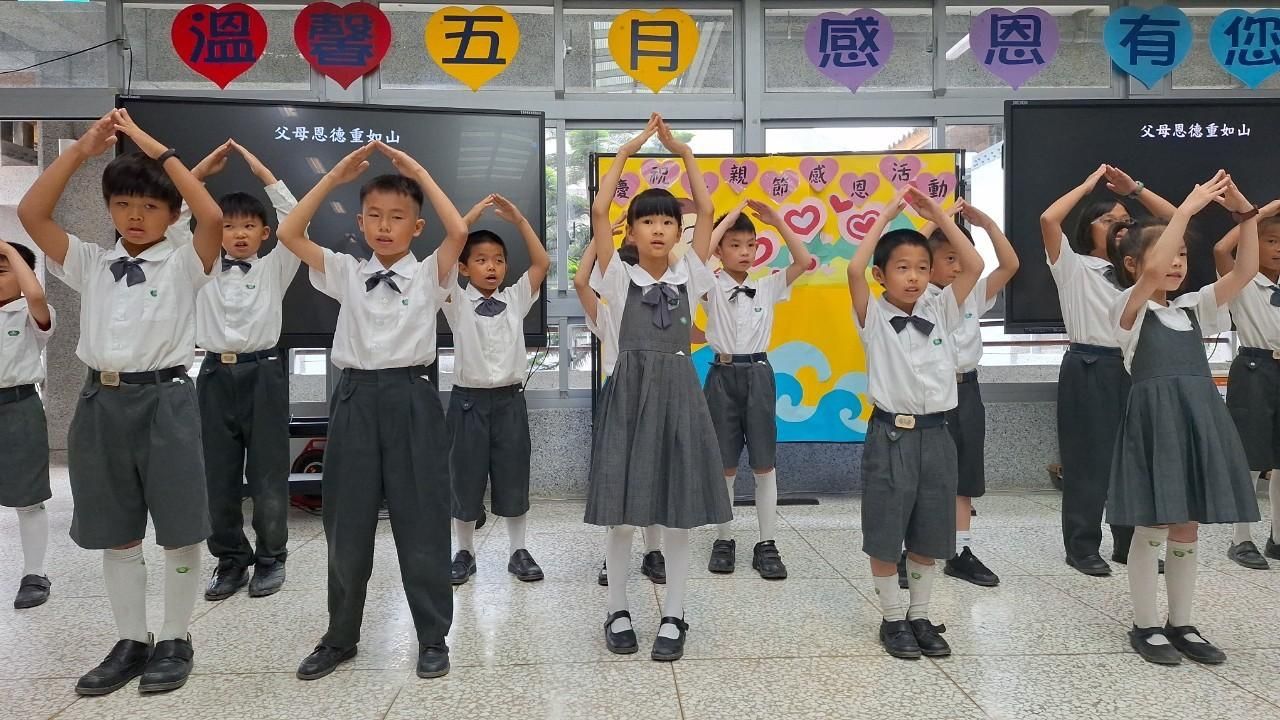 孩子透過跪羊圖手語演繹,感念父母恩德重如山