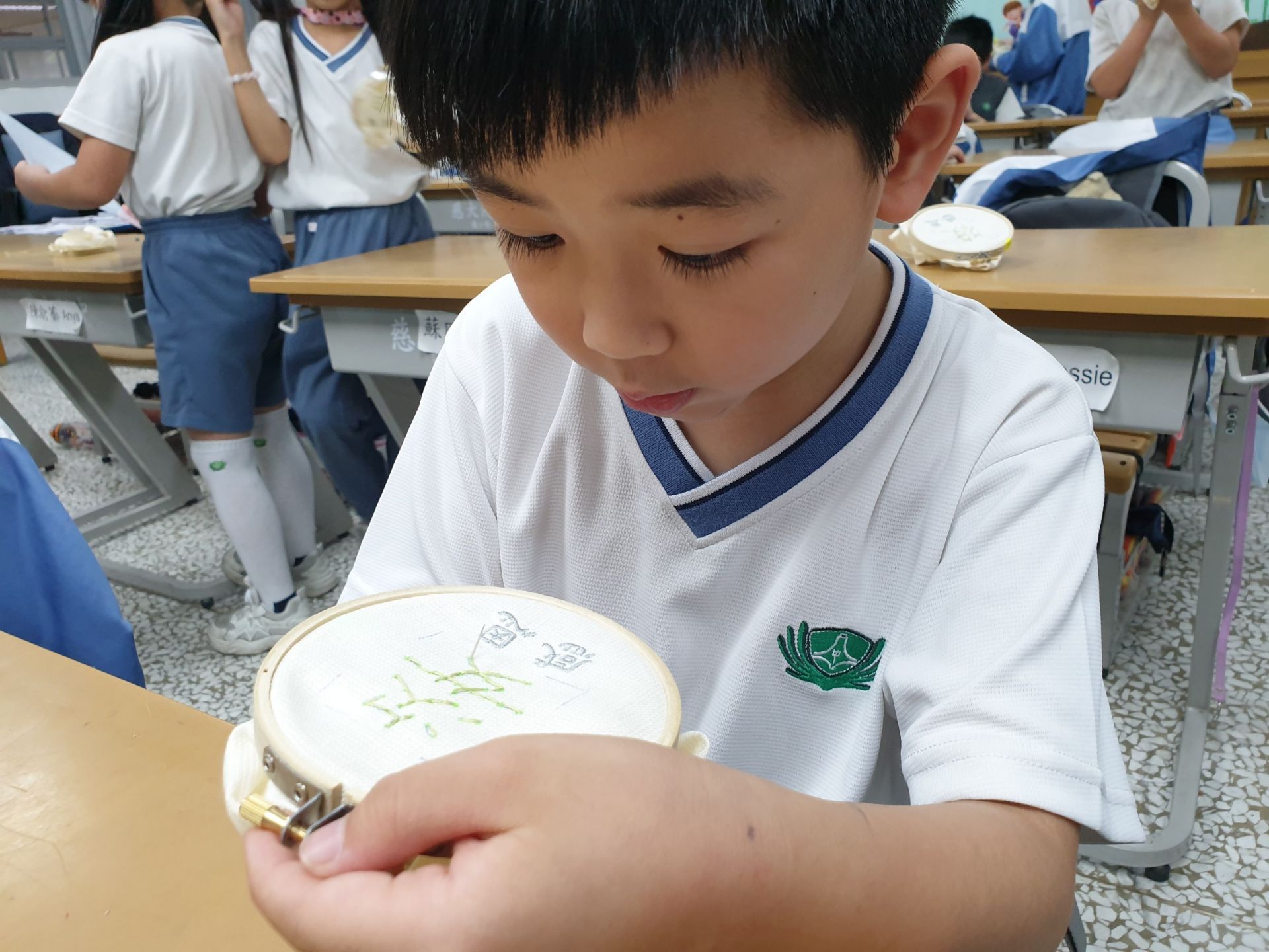 孩子親手一針一線繡上媽媽名字的在作品上,因為它代表著獨一無二的愛。