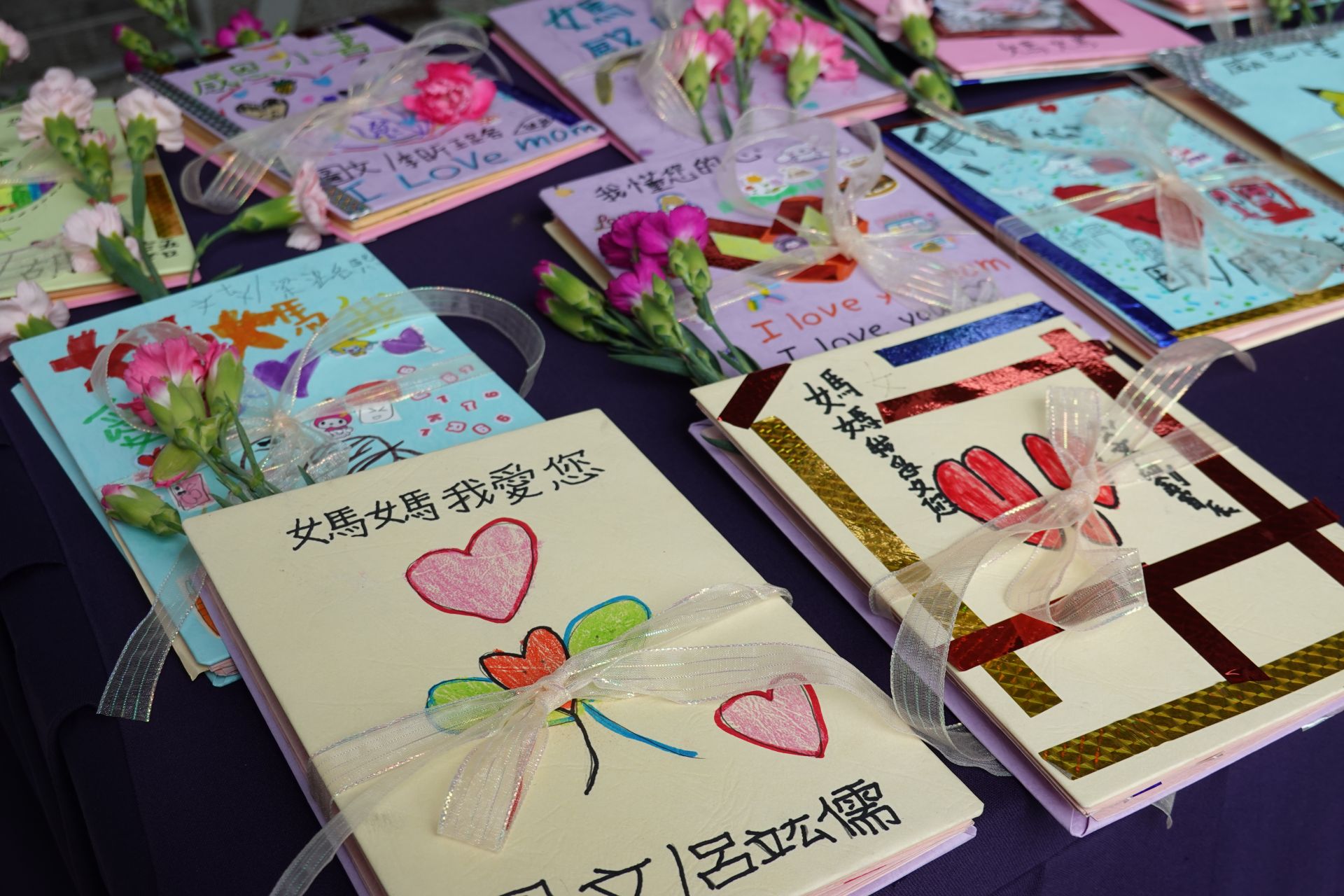 孩子透過手工屏風書的製作,將水寶養育的感受記錄下來,並寫下感恩媽媽的悄悄話。