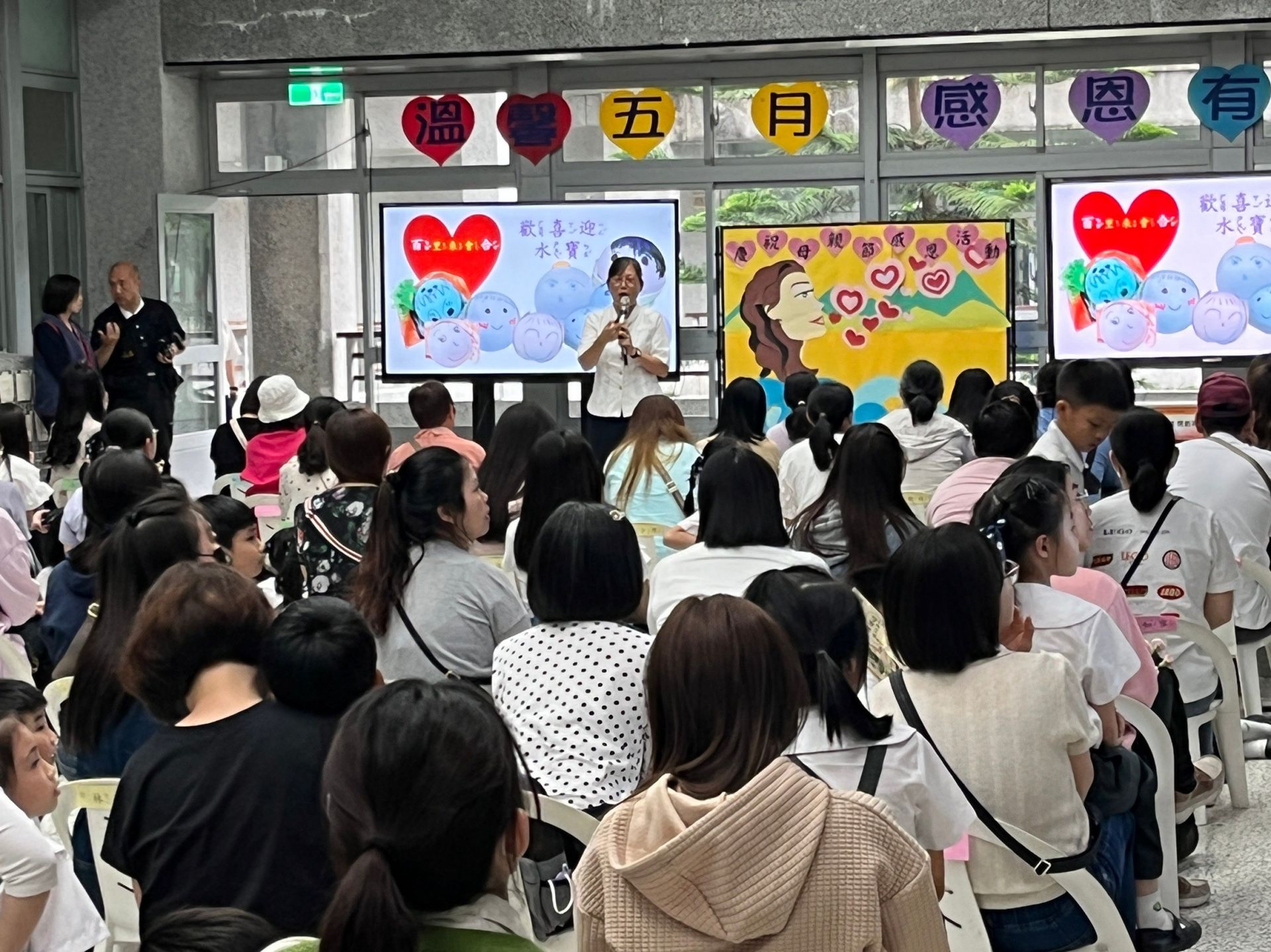 老師特別將水寶化身成生生不息的百合,除代表生命的延續,也是對大地母親的呵護。
