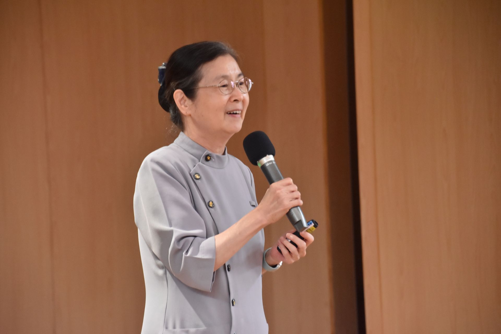 慈濟醫療財團法人護理委員會主任委員章淑娟表示,公費獎助有成績門檻、志工時數要求。