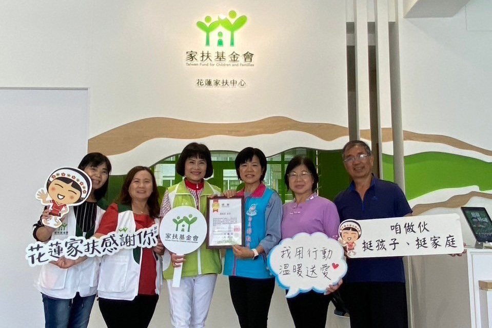 主委胡毓恩(左三)回贈感謝狀予鄉長游淑貞及其二姊(右三、右二)