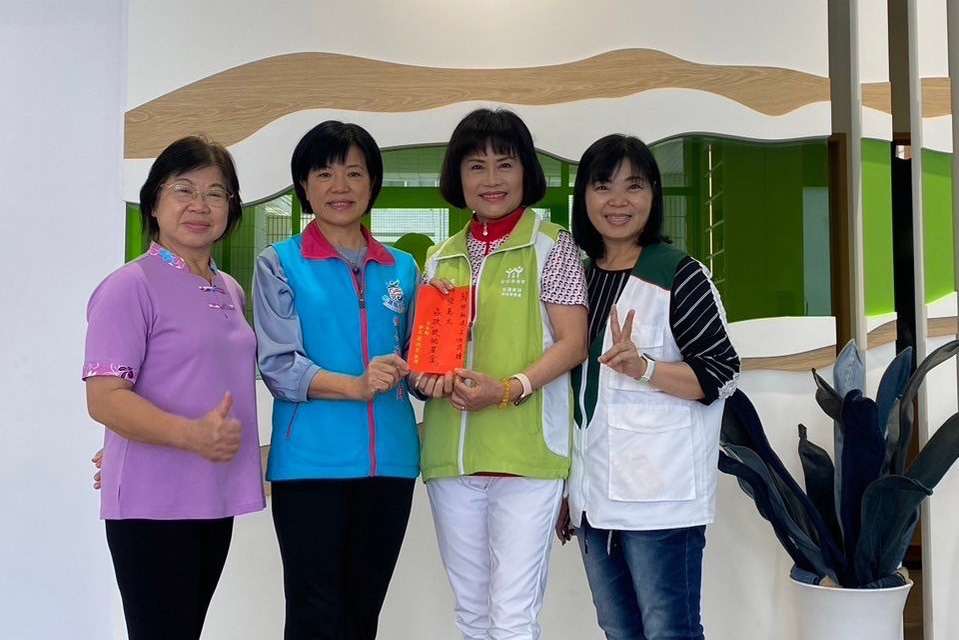 扶幼委員會主委胡毓恩(右二),代為接受吉安鄉長游淑貞(左二)的扶幼捐款