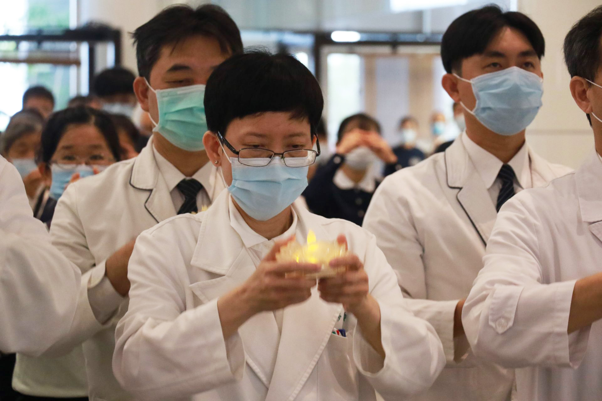 胸腔內科醫師張尚妙是虔誠佛教徒,他認為透過浴佛清淨內心,讓自己在醫療工作上更有耐心。