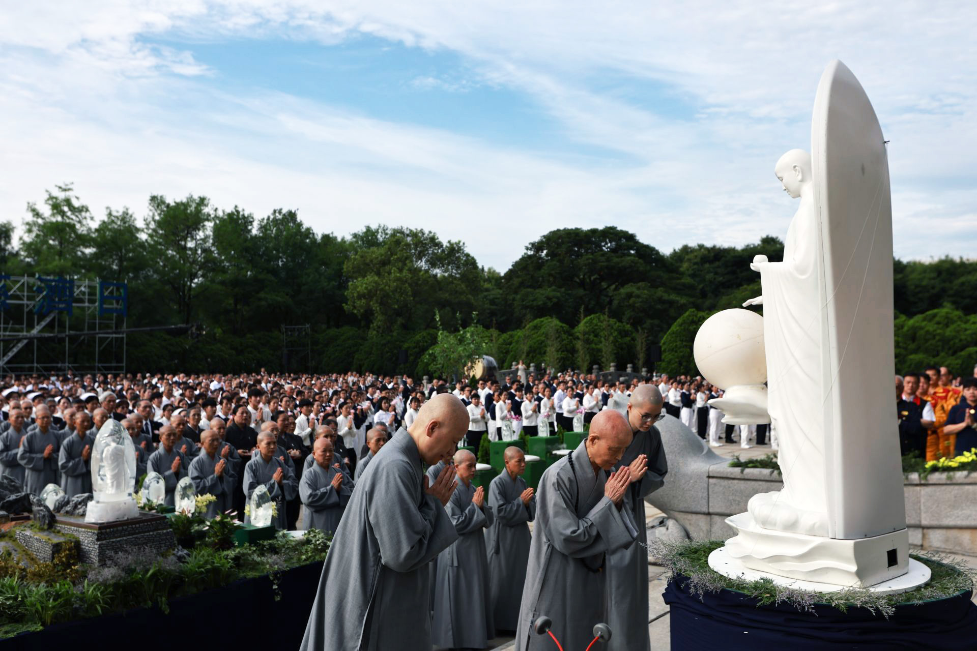 慈濟5月12日舉辦2024年「佛誕節、母親節、慈濟日」浴佛大典,慈濟創辦人證嚴法師親臨現場帶領浴佛。