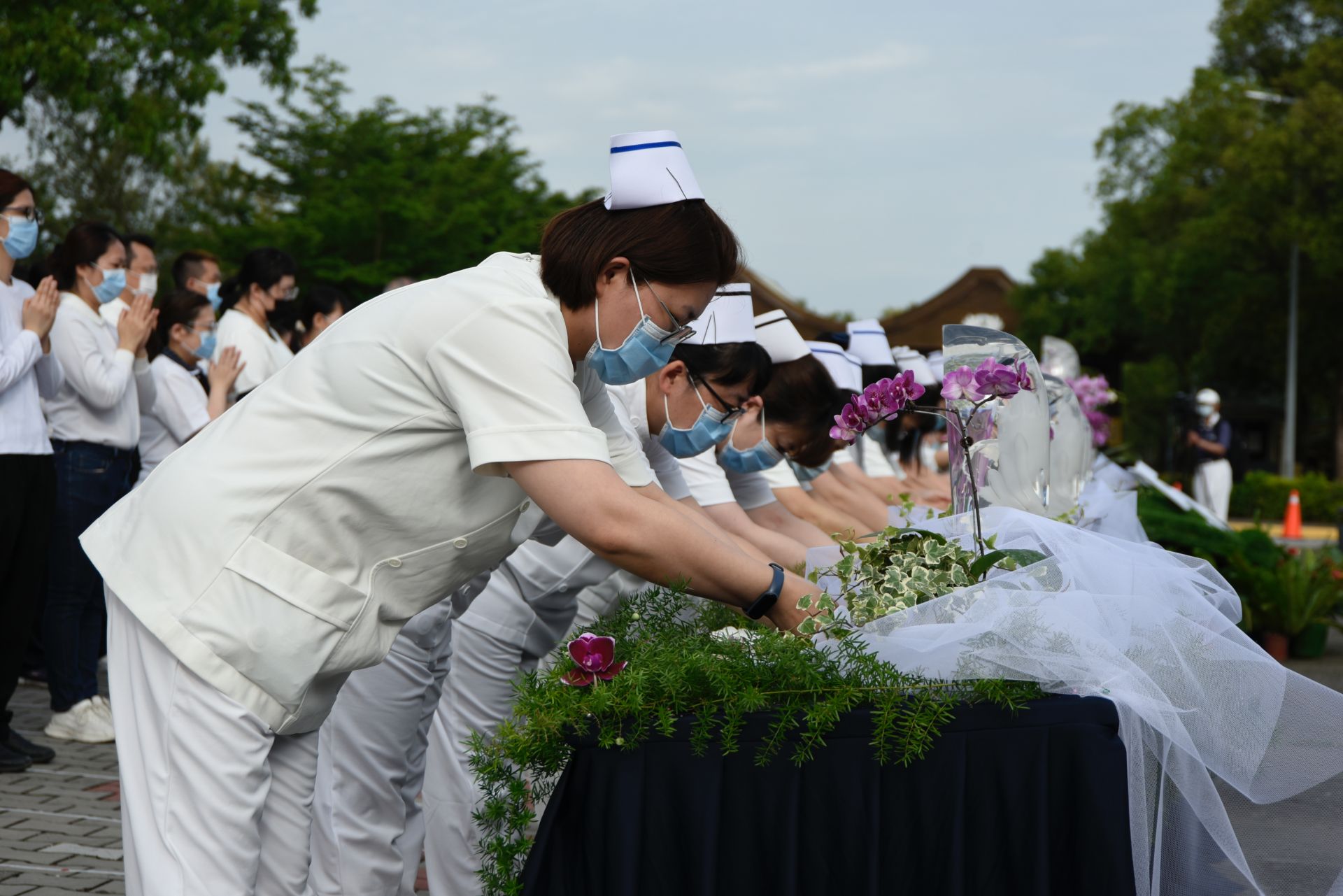 大林慈濟醫院於「母親節、佛誕節、全球慈濟日」三節合一的日子,12日舉辦殊勝的浴佛典禮