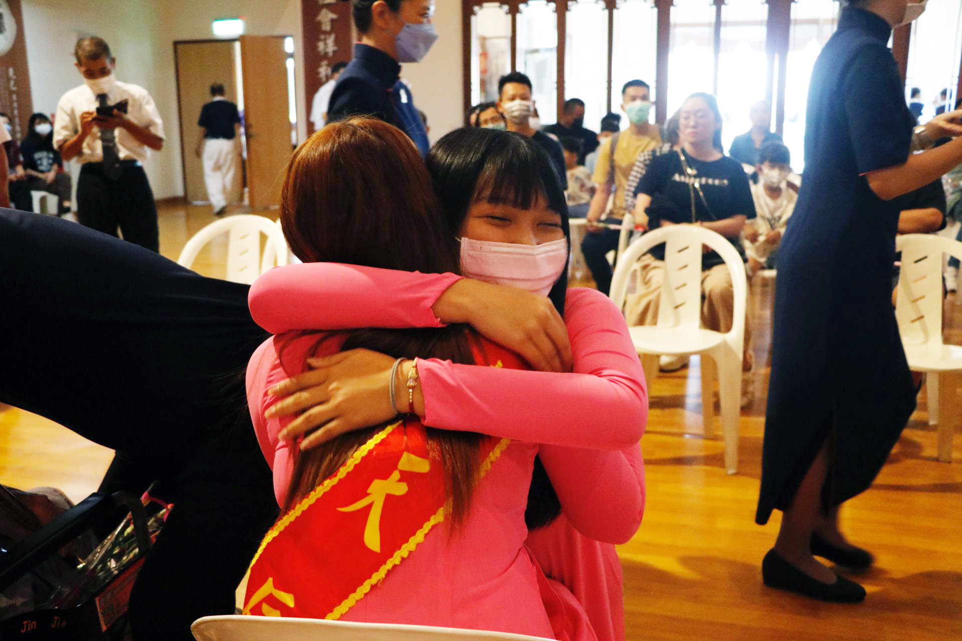 孝親感恩月「佛誕節、母親節、全球慈濟日」三節合一,慈濟志工安排溫馨感恩奉茶浴足活動。
