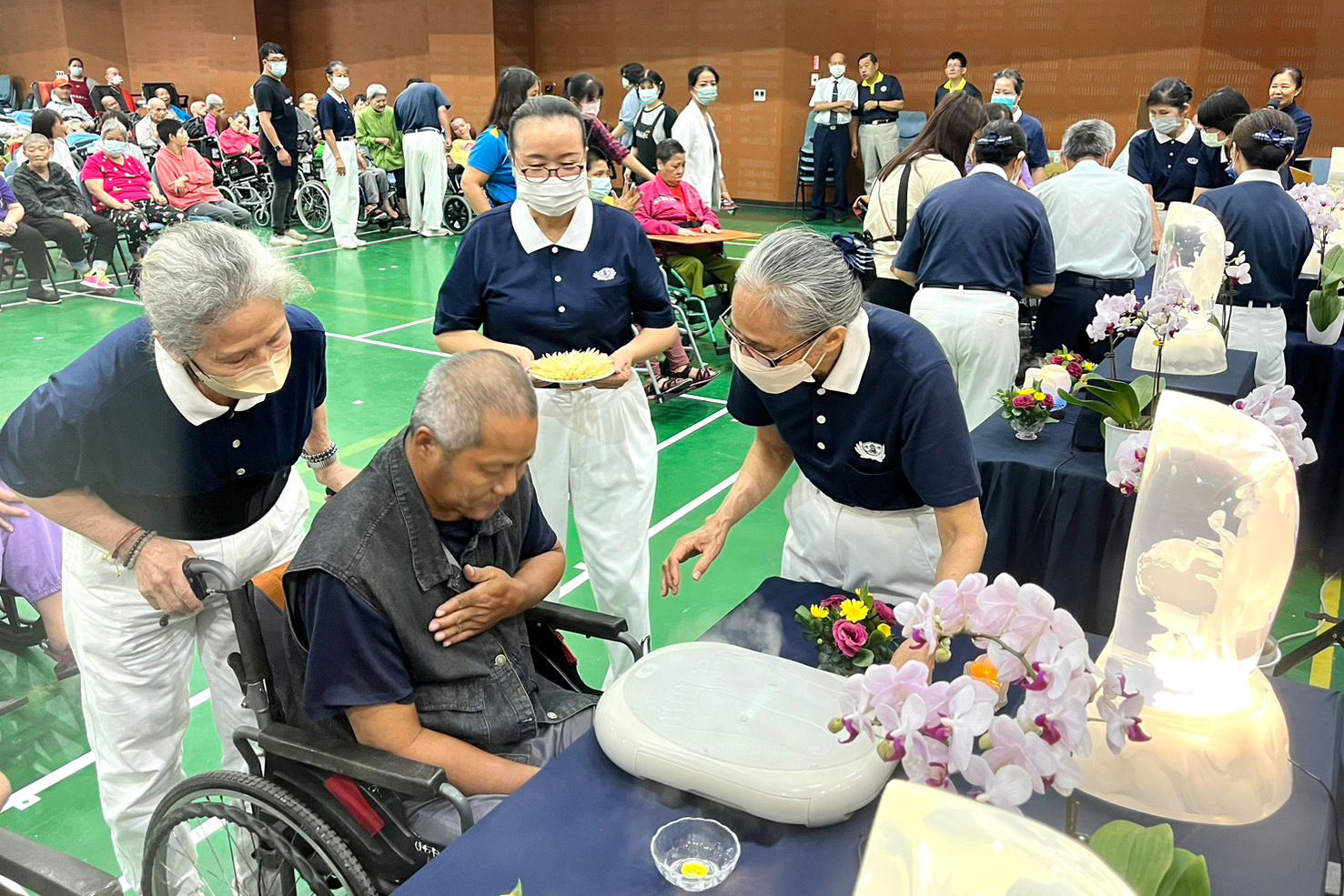 慈濟臺東連絡處推動「與佛相遇!」行動浴佛活動,將浴佛典禮移師至安養機構,有機會參與浴佛。