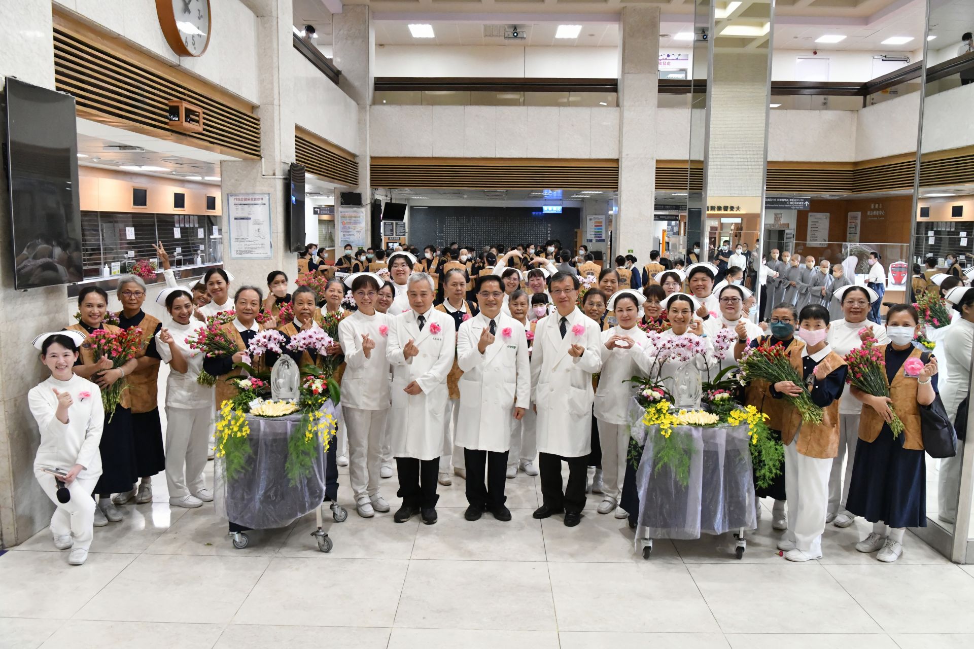 德杰師父、林欣榮院長和鍾惠君主任至合心十樓骨科病房,歡喜邀請值班醫師與護理師、住院中的病人及其家屬浴佛。