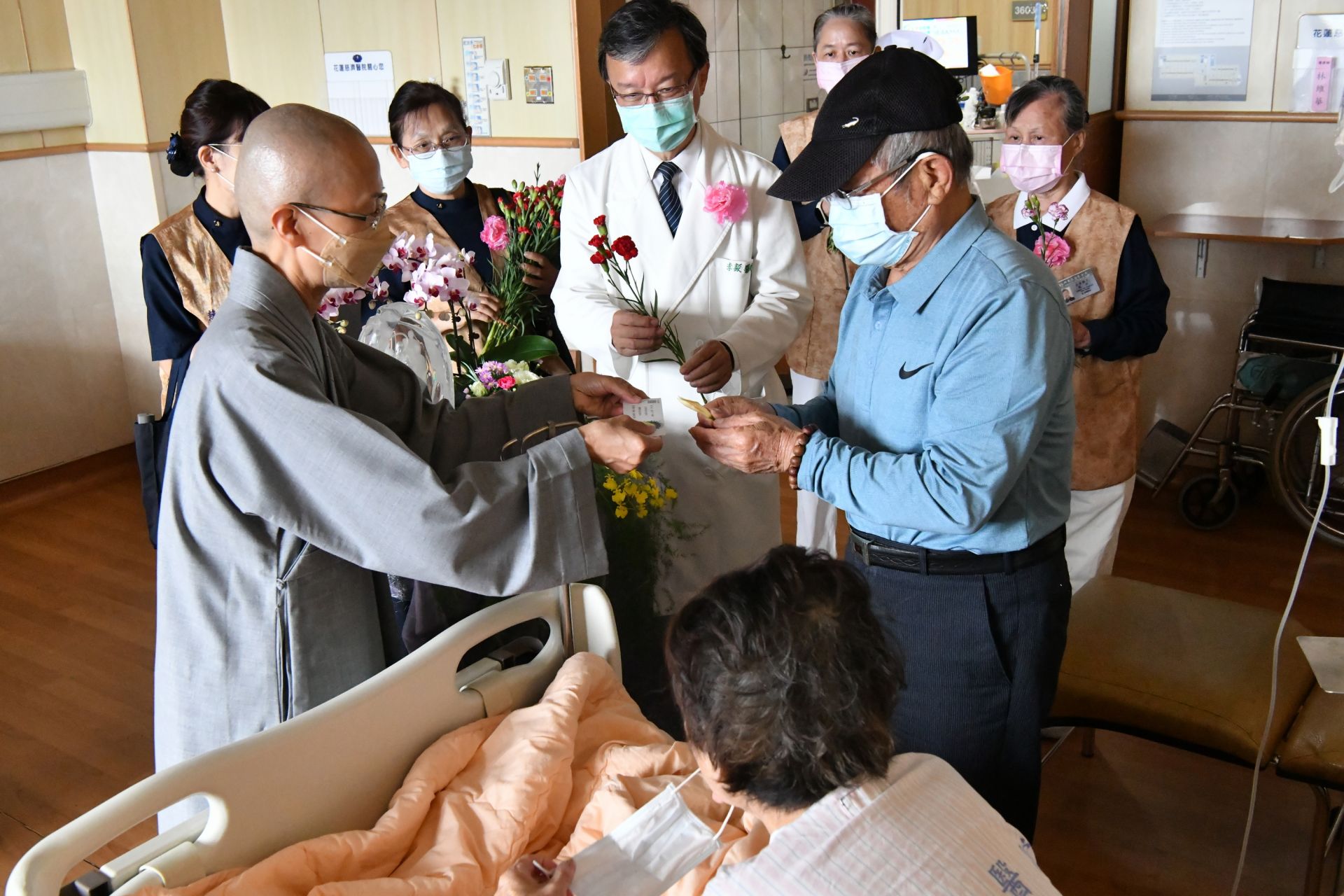 德璔師父向病人及家屬送上祝福卡。