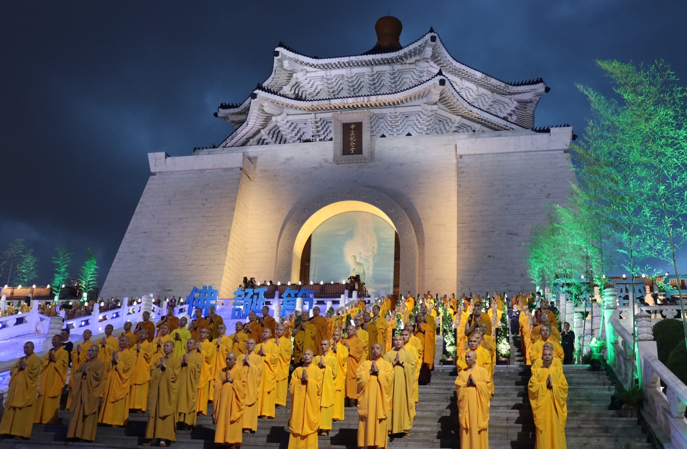 慶祝「佛誕節、母親節、全球慈濟日」三節合一，慈濟基金會5月12日晚上六點在臺北市中正紀念堂舉辦「2024年佛誕浴佛孝親感恩祈福會。