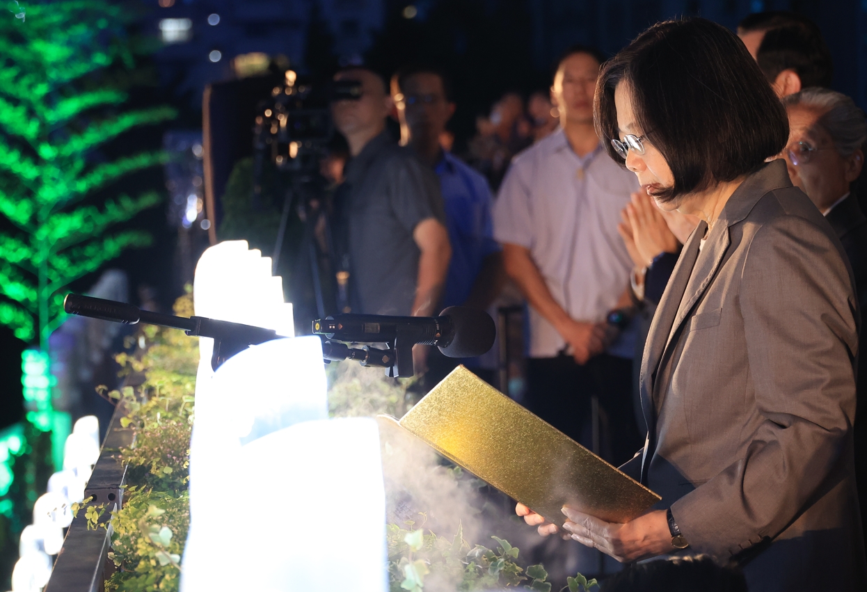蔡英文總統一起誦念「祈福文」。