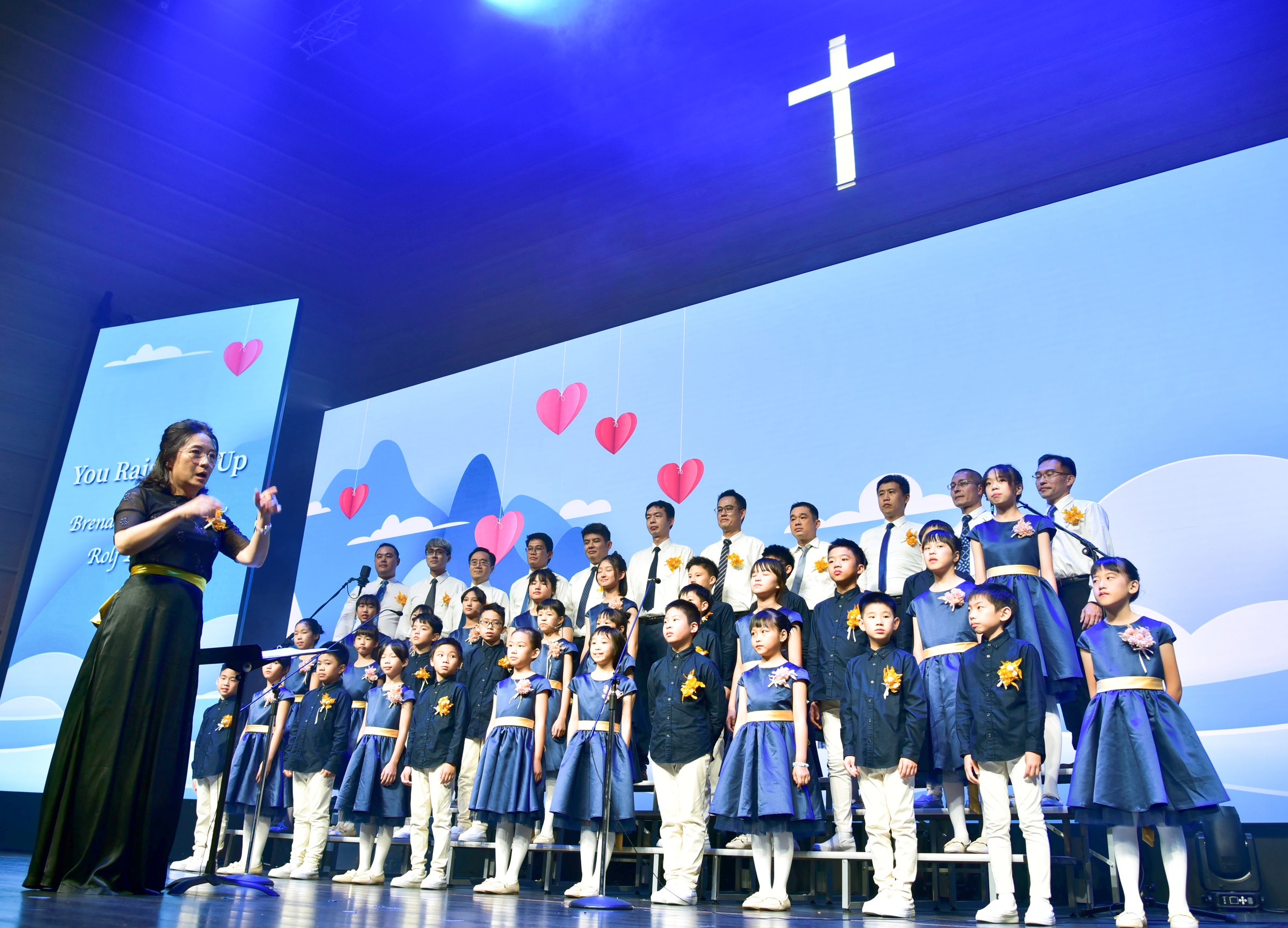 兒童及爸爸合唱團演出感動人心
