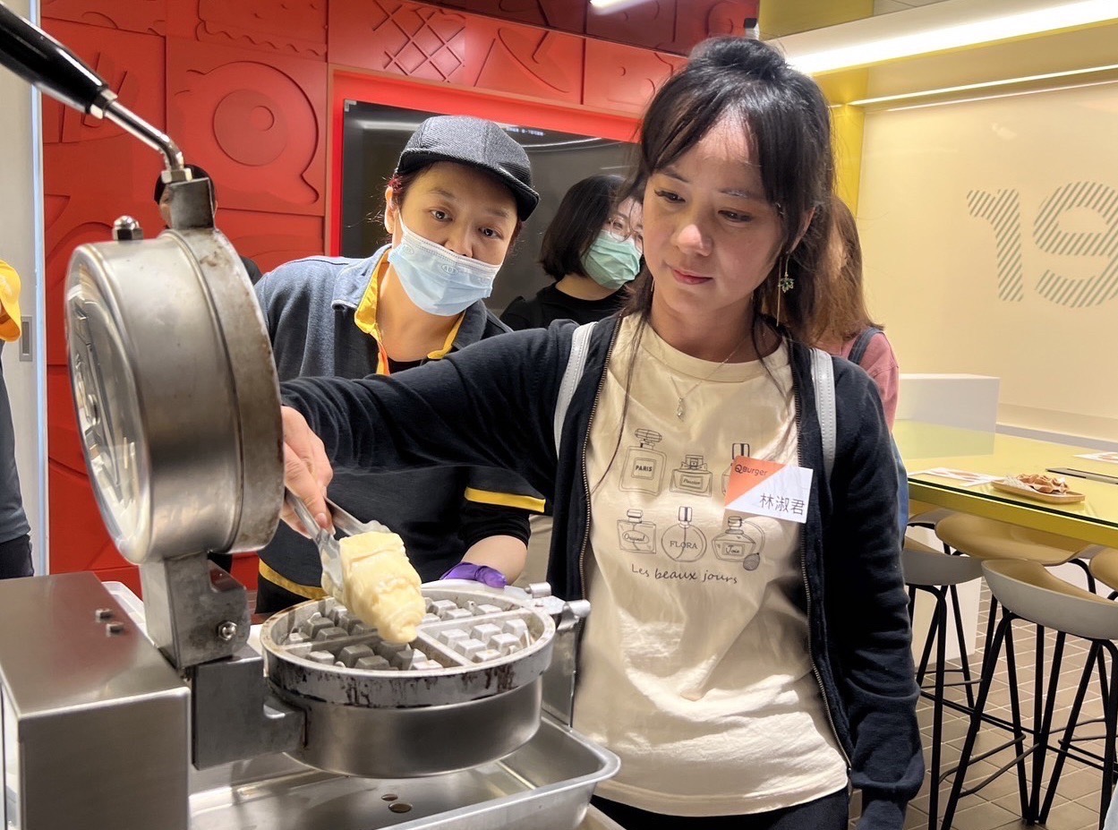 柬埔寨新住民林淑君(右)體驗製作Q Burger獨家產品-可朗芙製作。