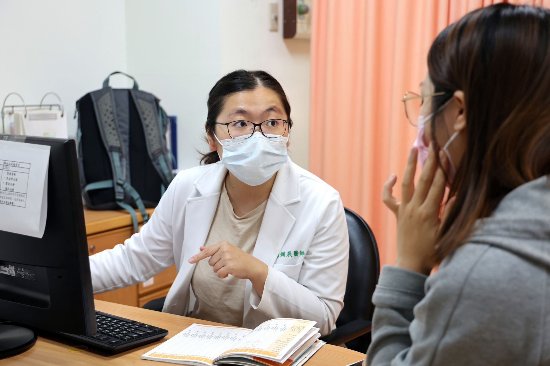 陳姵辰醫師表示,產檢的目的除了檢測胎兒可能有的基因異常及估算成長狀況、篩檢出高危險妊娠的風險,還包括幫助減少孕婦懷孕期間生理和心理的不適。