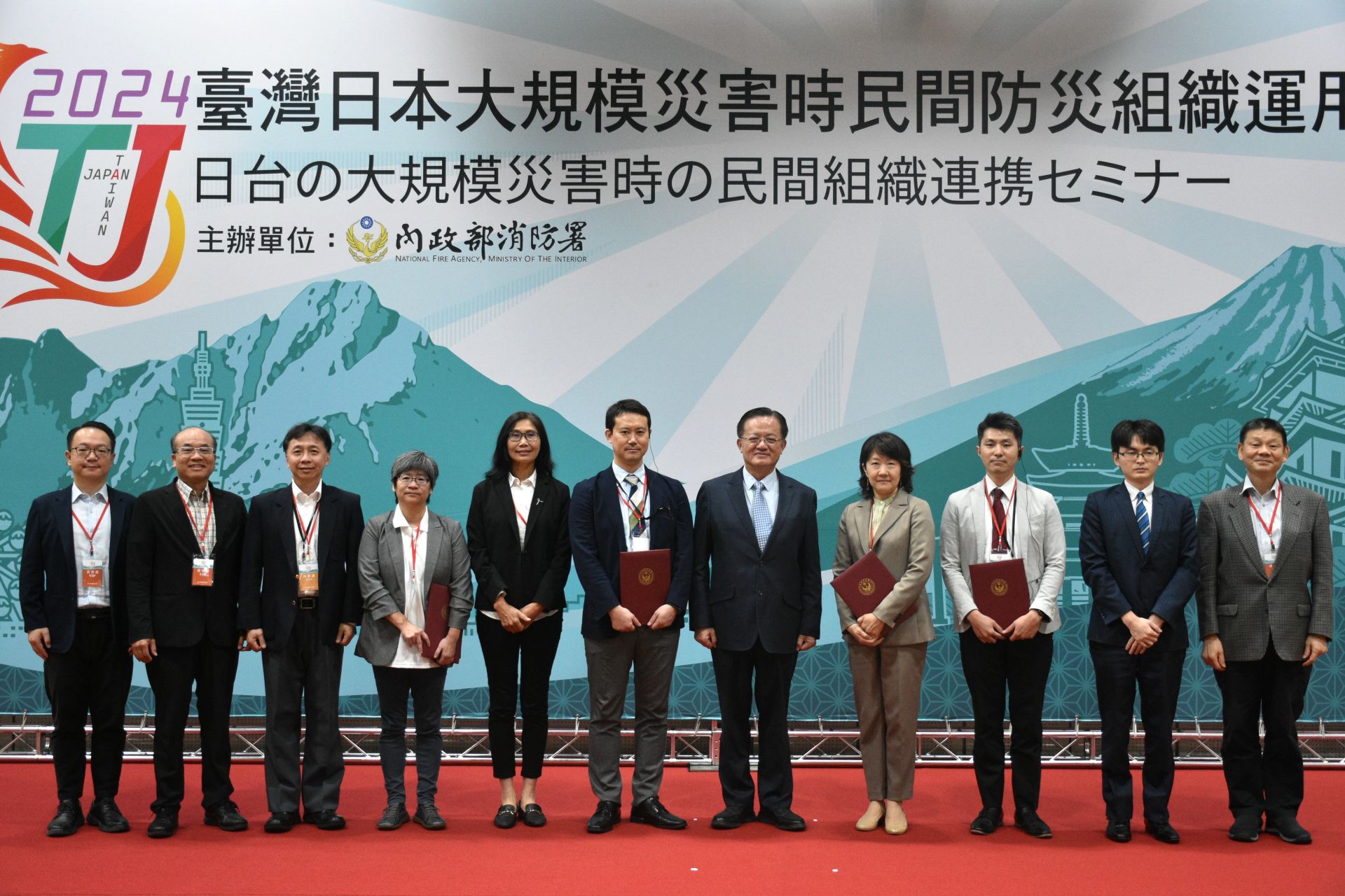 蕭煥章署長與專家學者合照