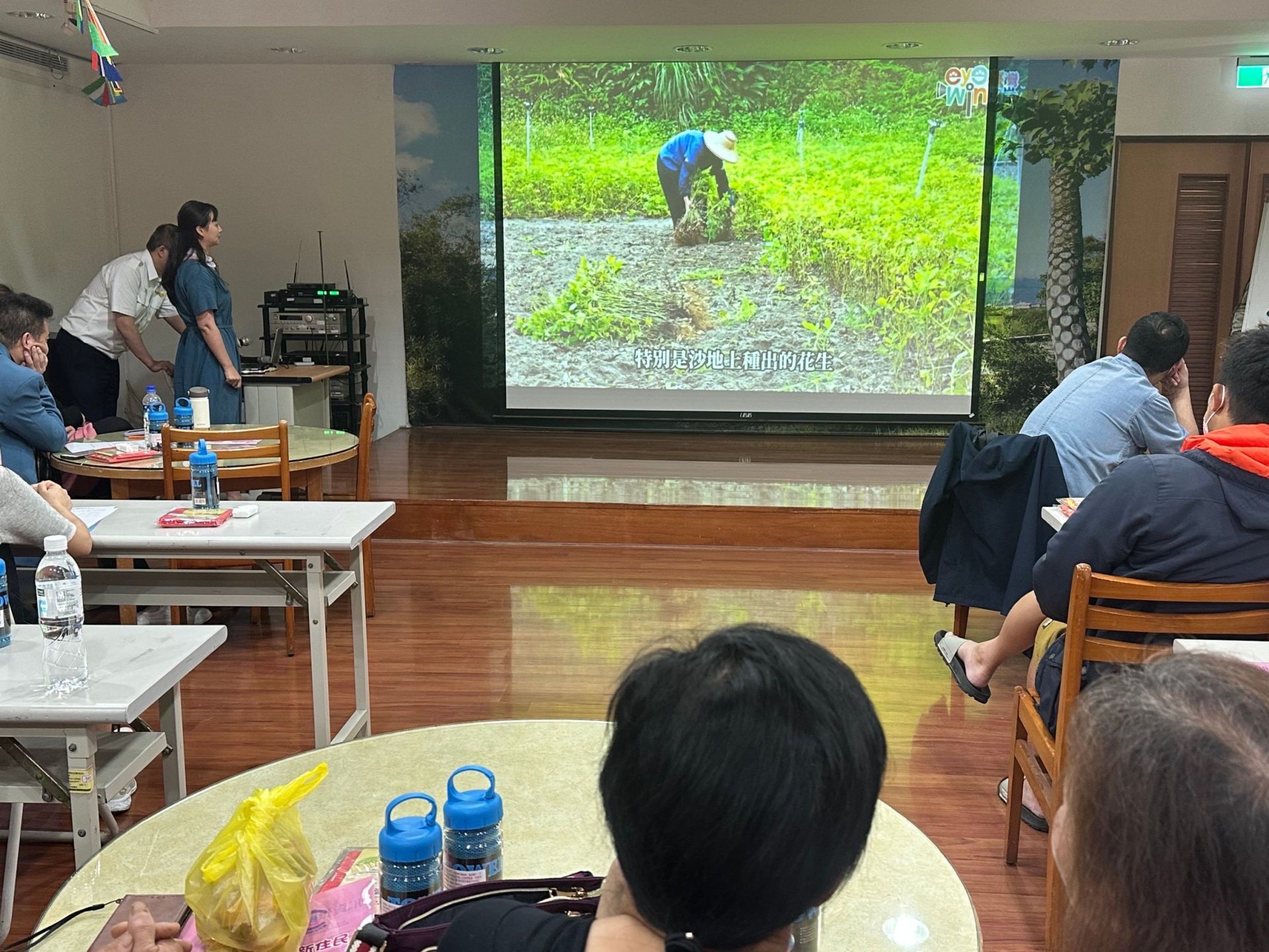 江夢云女士於分享會上播放「eye臺灣win兩岸」影片情形。