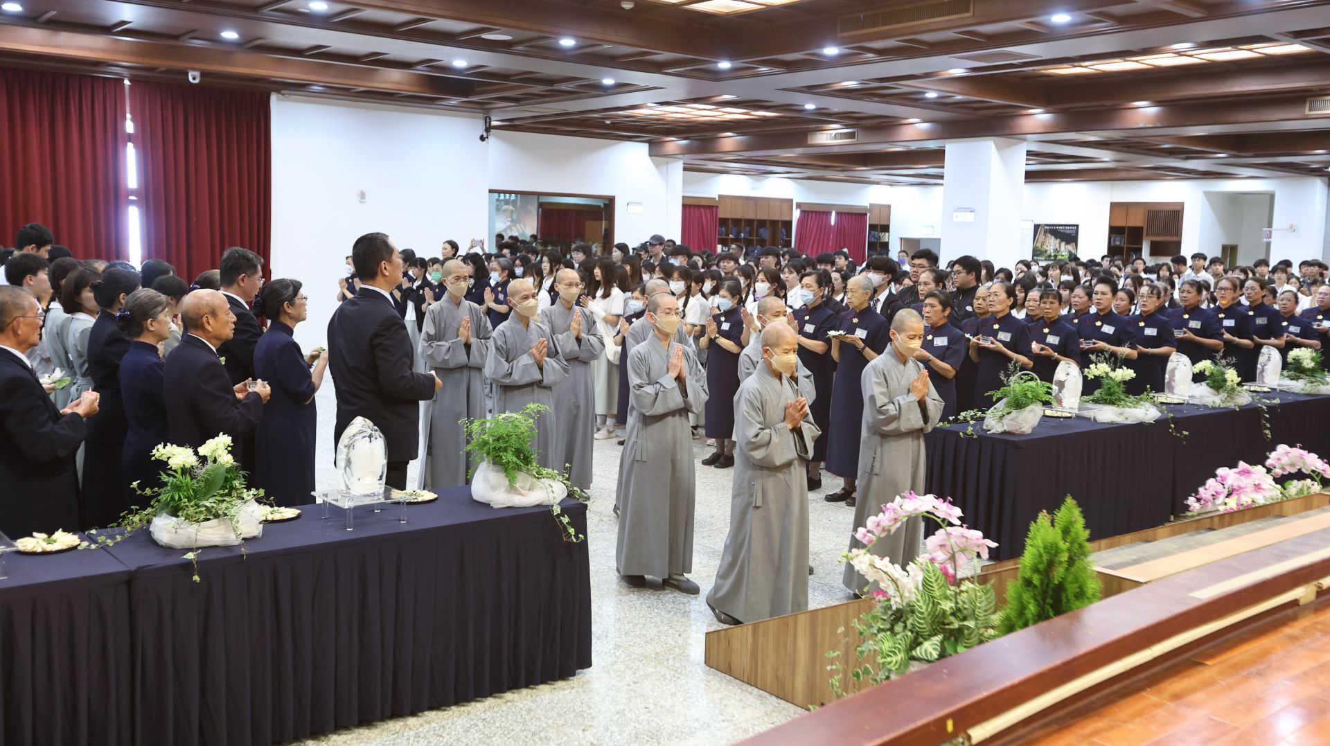 慈濟科技大學舉辦浴佛典禮。