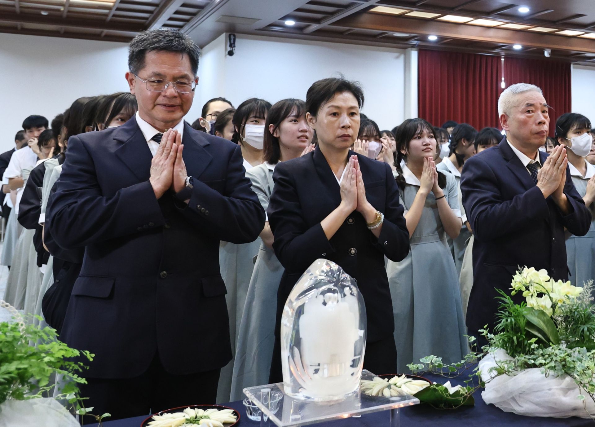 校長、主秘等主管一同參與浴佛典禮。