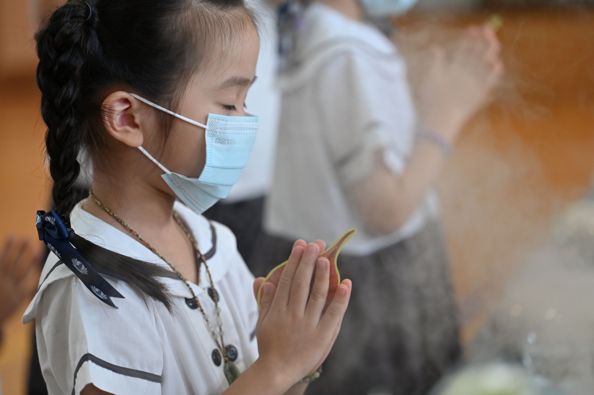 幼兒園孩子們十分莊嚴投入,唱誦祈禱時特別大聲,為全球受苦受難的人們送上祝福!