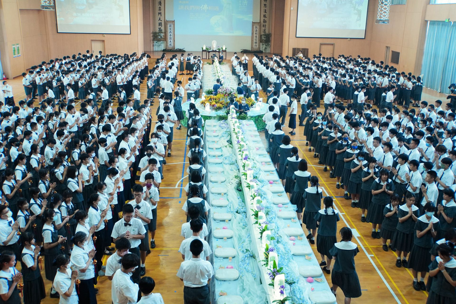 臺南慈濟高中中學部、國小部及幼兒園於5月15日佛誕日舉辦浴佛典禮。
