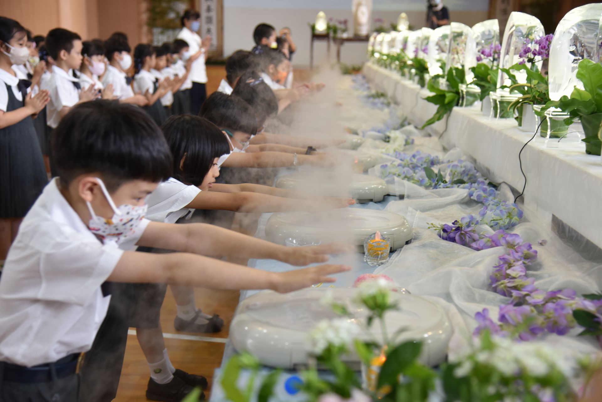 虔誠一念心,禮佛足、接法香,洗滌內心煩惱和雜念。