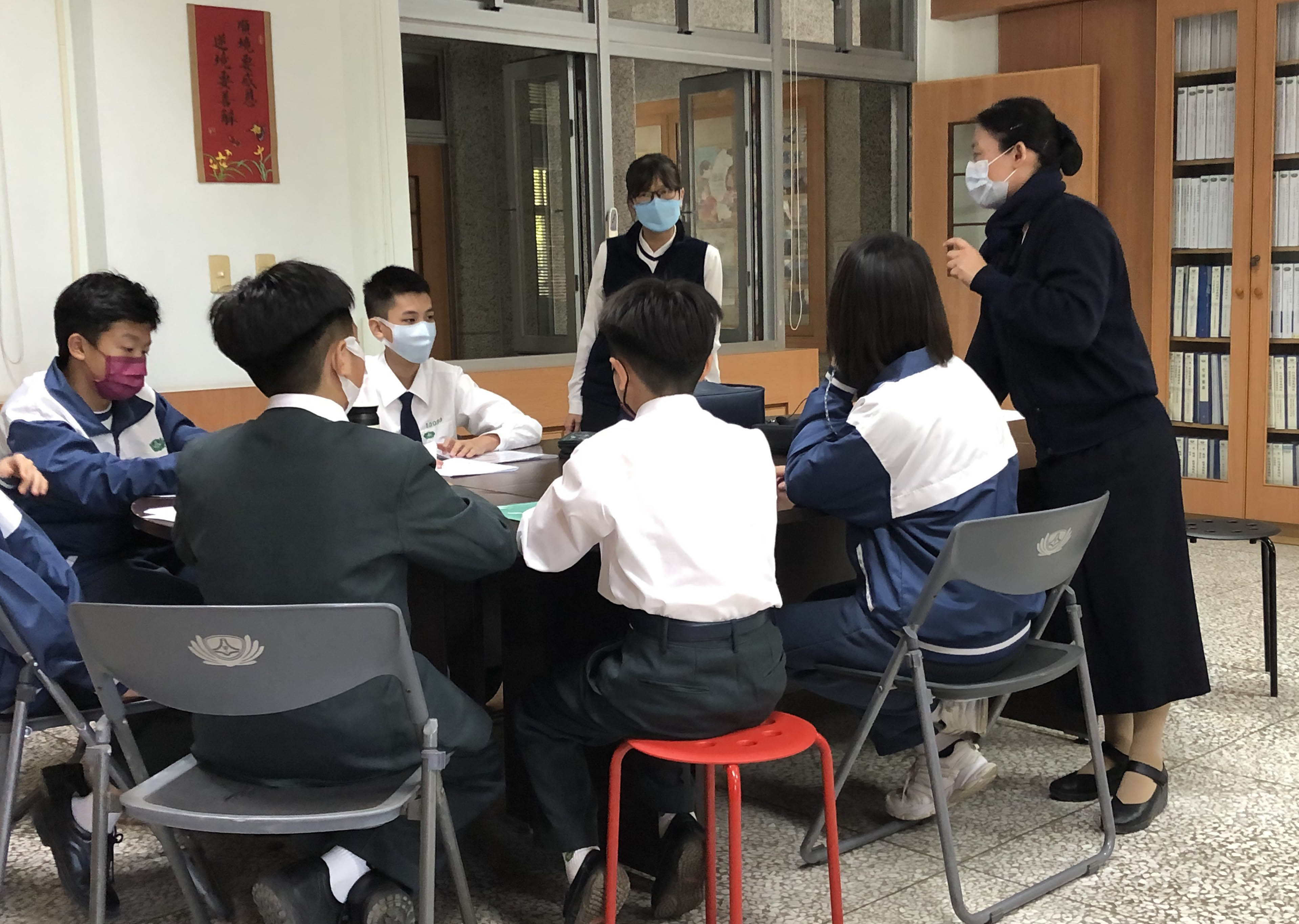 陳柏伶老師及林昱汝老師陪伴團隊成員利用每周五午休集會,彼此腦力激盪廣泛收集資料發展行動策略。