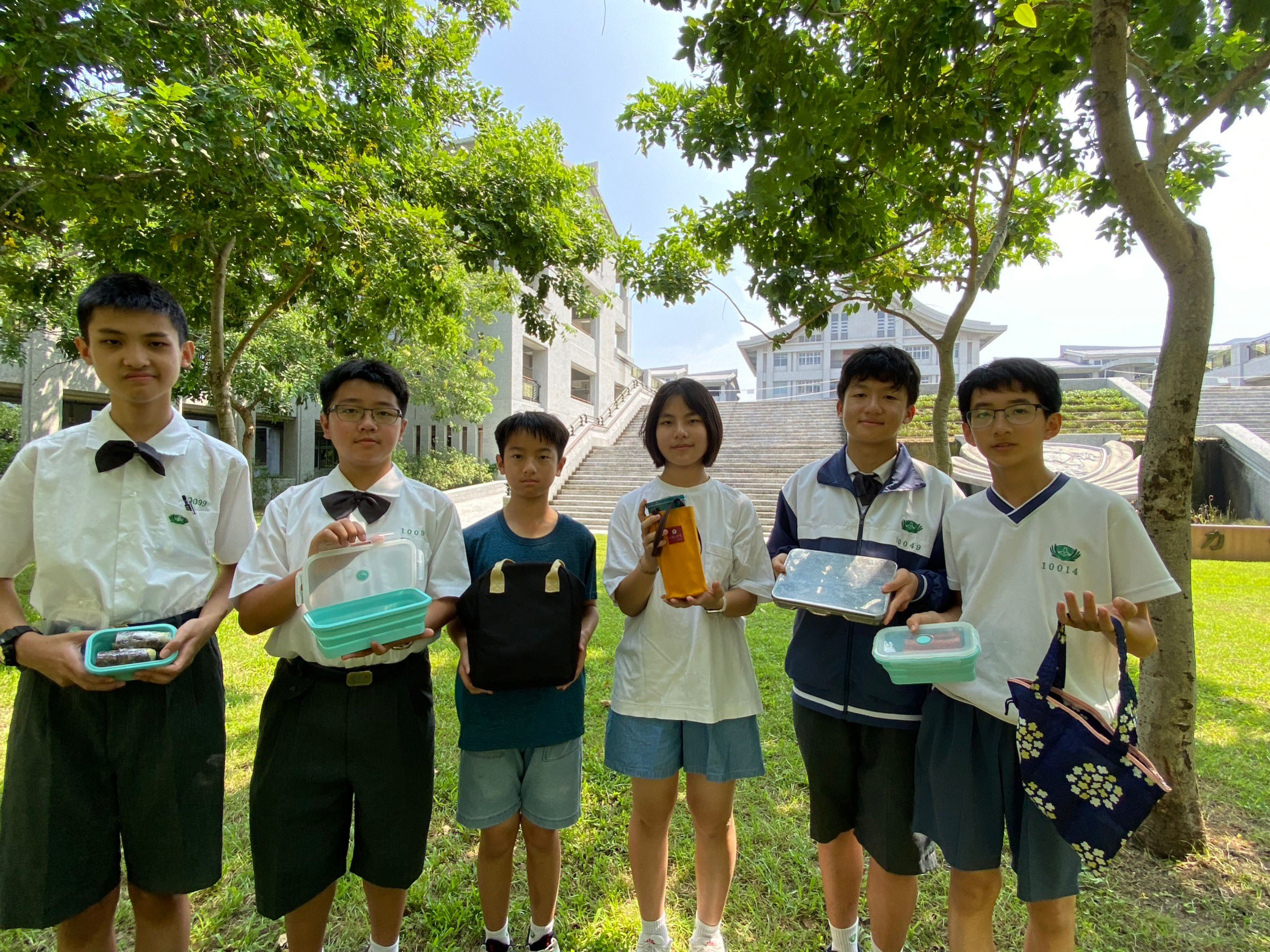 DFC挑戰團隊也拍攝短片宣導攜帶環保餐具及購物袋,建立環保消費習慣。