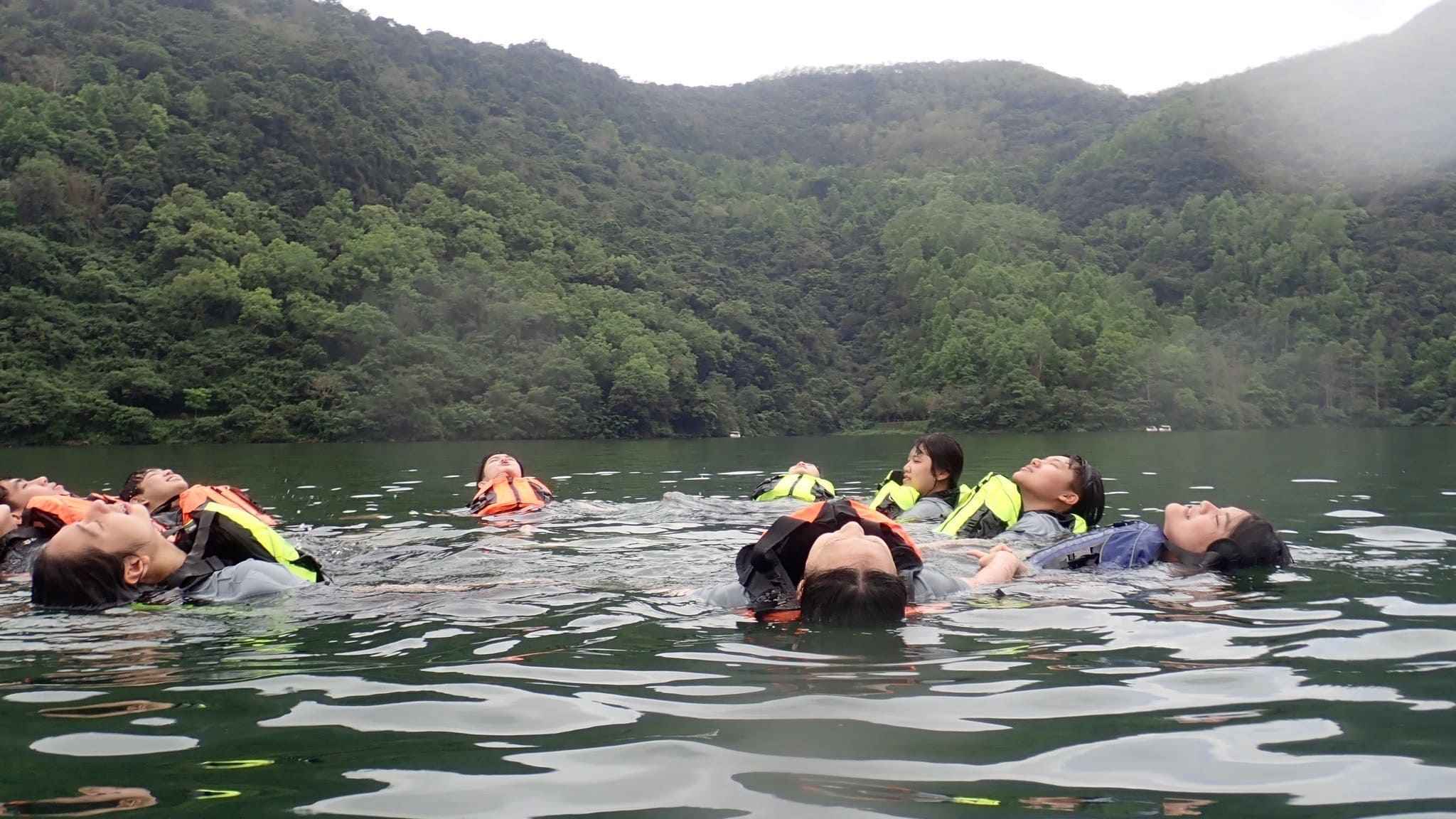 教練鼓勵學生克服恐懼,享受救生衣帶來的浮力和安全感,嘗試躺平在水面上,以全新的角度看待湖光山景!
