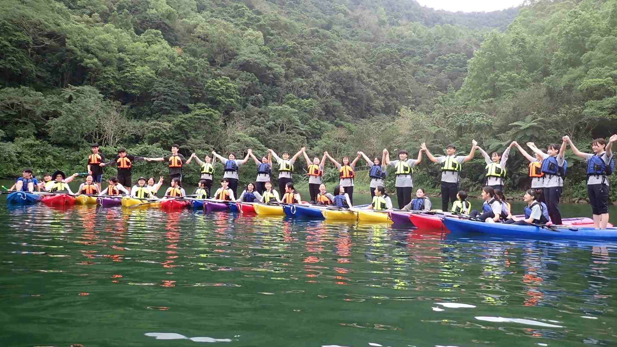學生突破自我,在湖中央拍照留念!