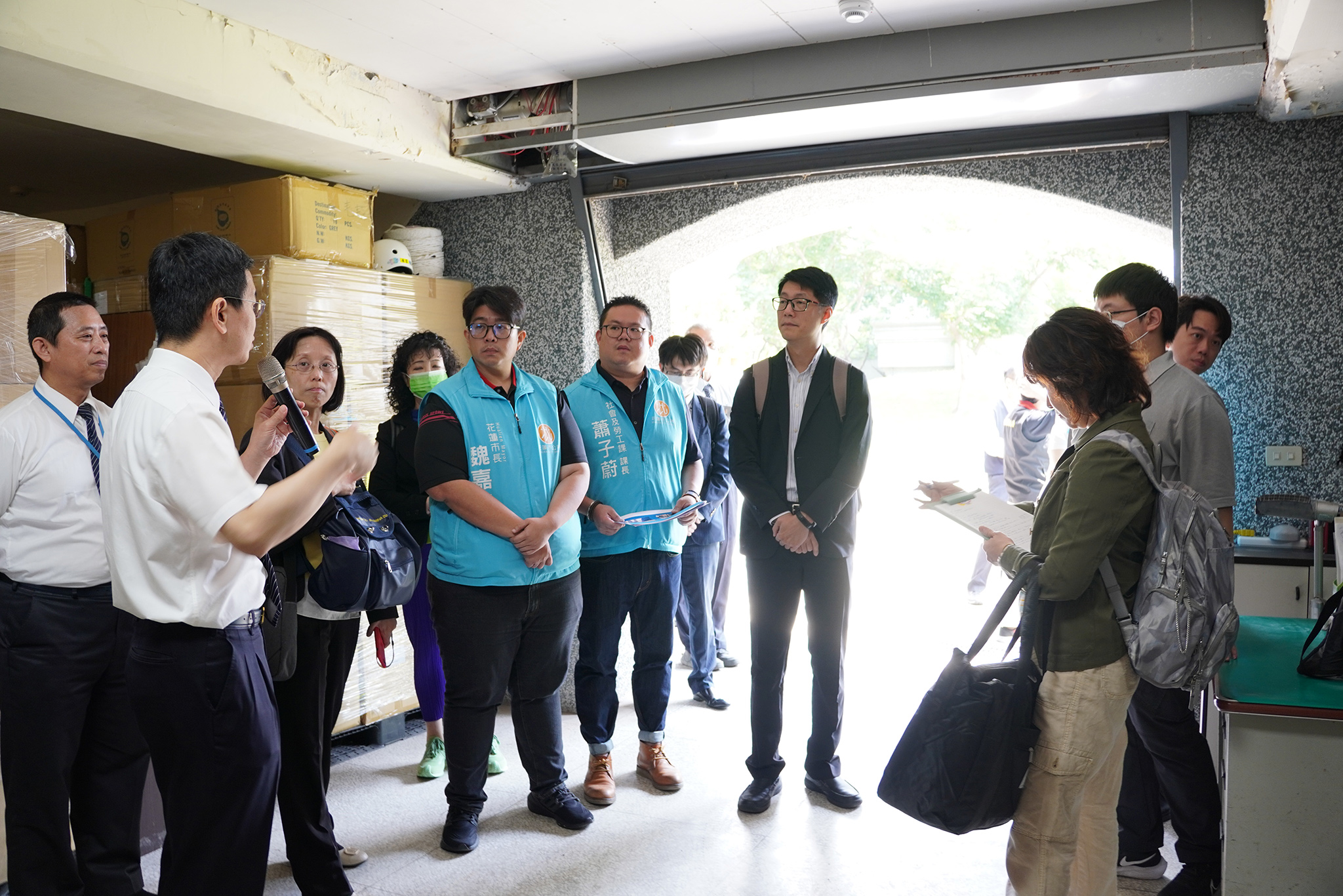 消防署邀約日本防災專家來臺交流，消防署、花蓮消防局、花蓮市公所陪同日本防災專家到慈濟備災物資庫房觀摩。