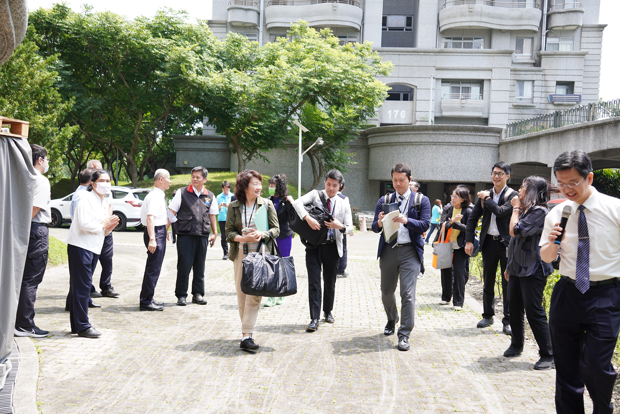 消防署邀約日本防災專家來臺交流，消防署、花蓮消防局、花蓮市公所陪同日本防災專家到慈濟備災物資庫房觀摩。