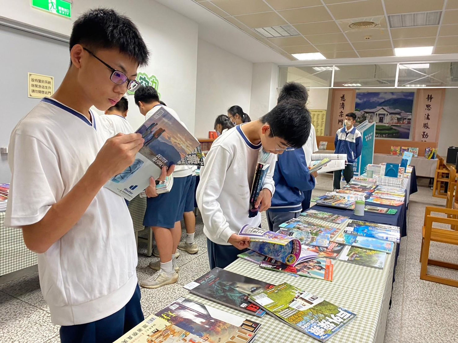 語言學習、運動休閒和科學新知類過期雜誌秒殺,展現師生對閱讀活動的熱衷參與。