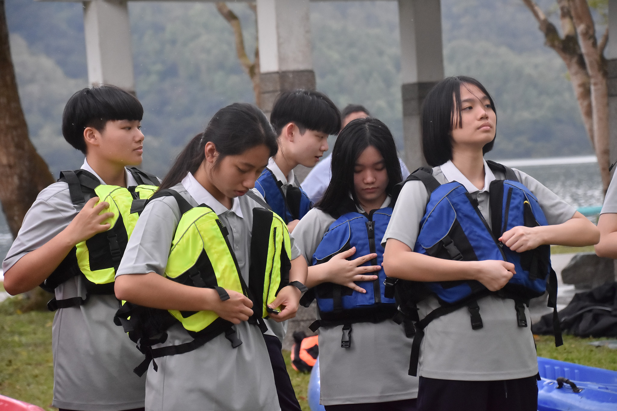 學生學習如何正確穿妥救生衣