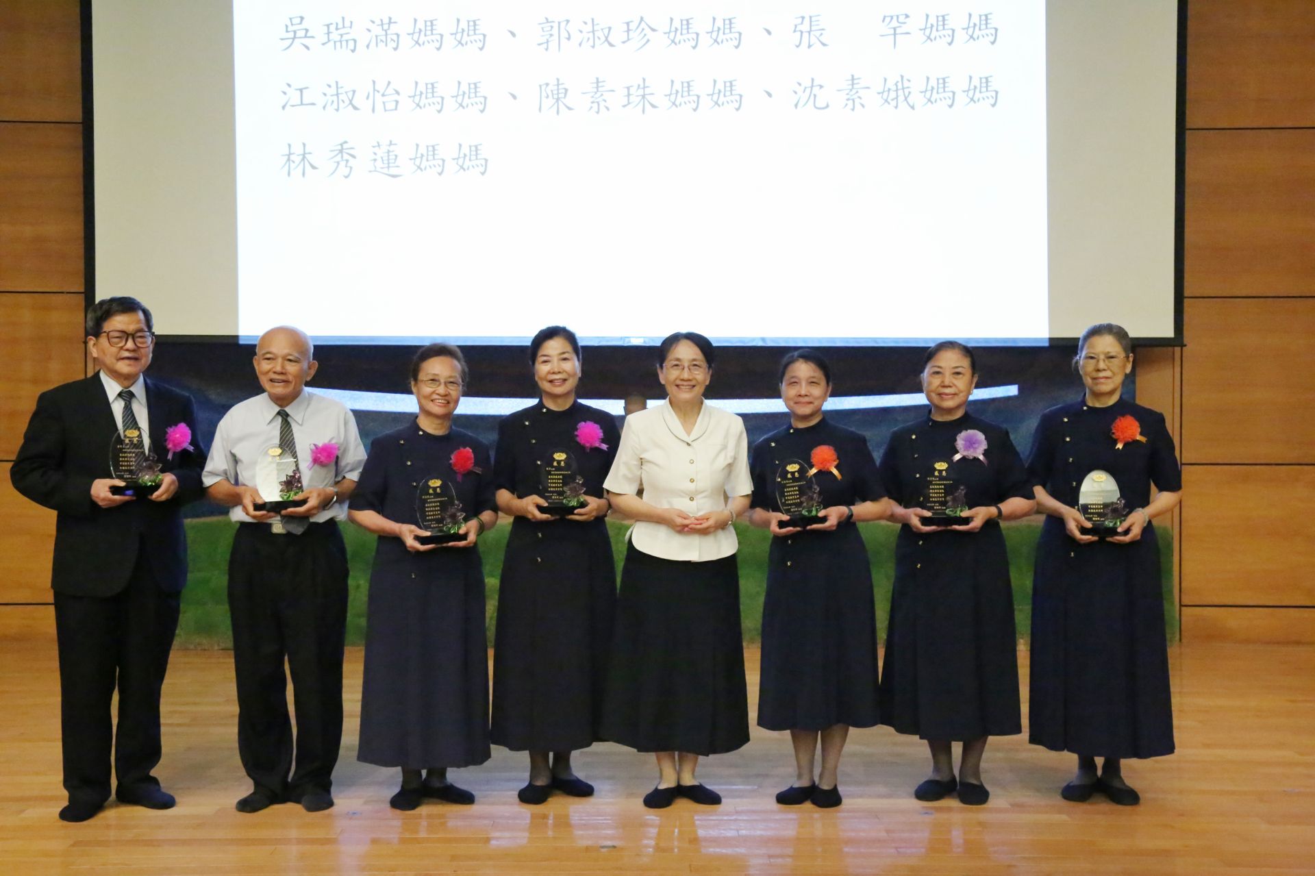 何縕琪副校長與滿二十五年的慈懿爸爸媽媽合影