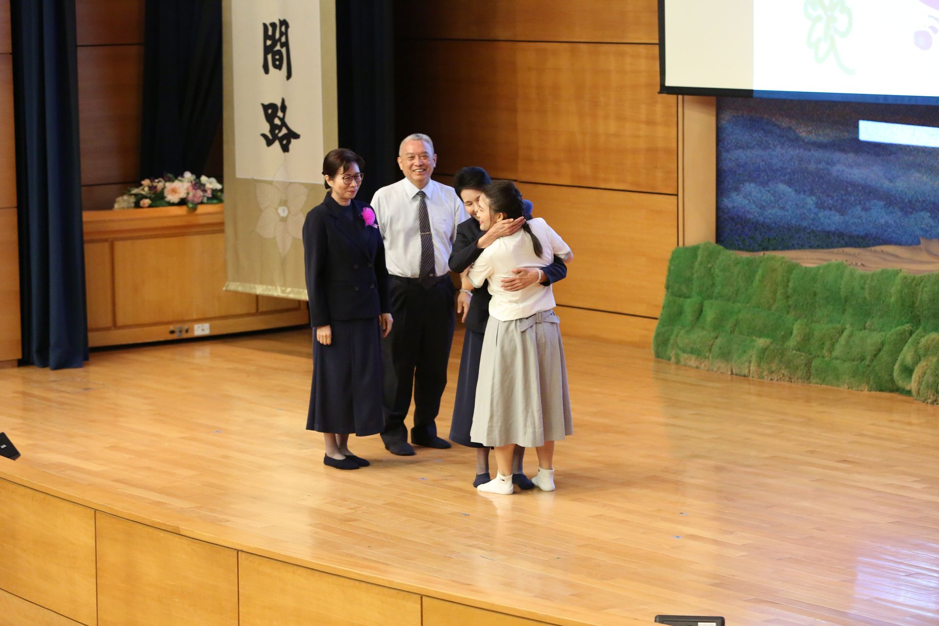 後中陳韻如同學回饋說:「我會效法爸爸媽媽,用大慈悲心去幫助未來的病人,謝謝爸爸媽媽。」