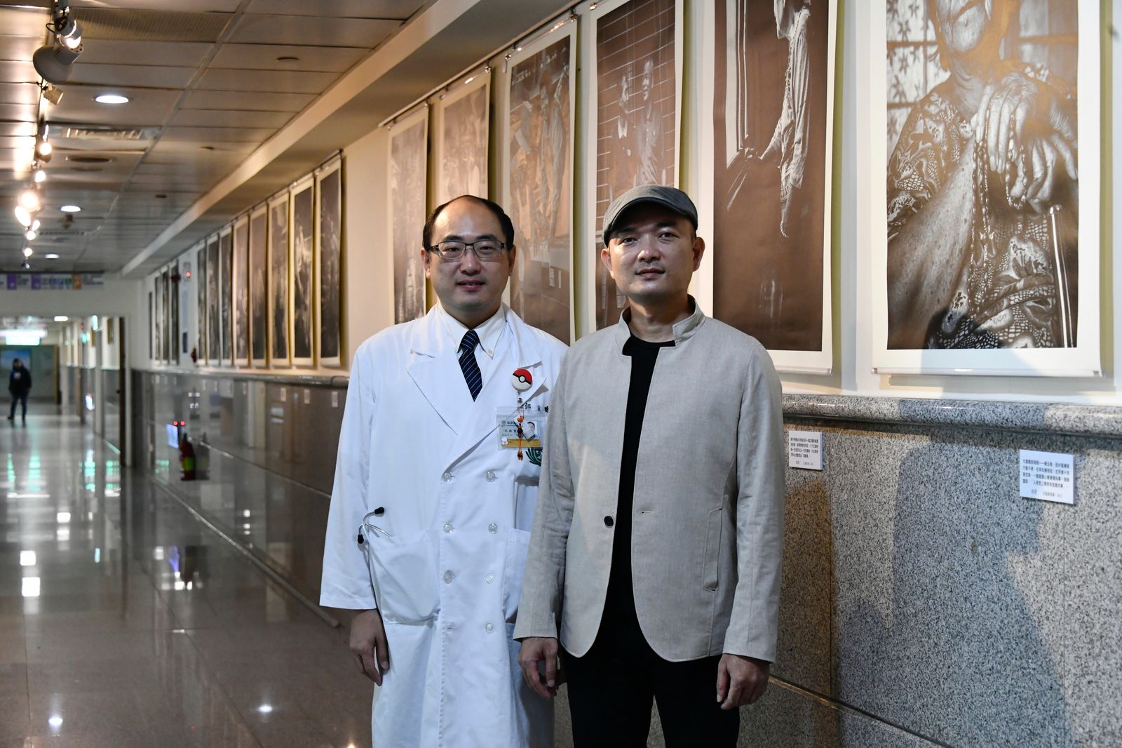 大林慈濟醫院安寧緩和醫療科暨心蓮病房主任孔睦寰醫師(右)邀請慈濟月刊攝影記者黃筱哲(左)