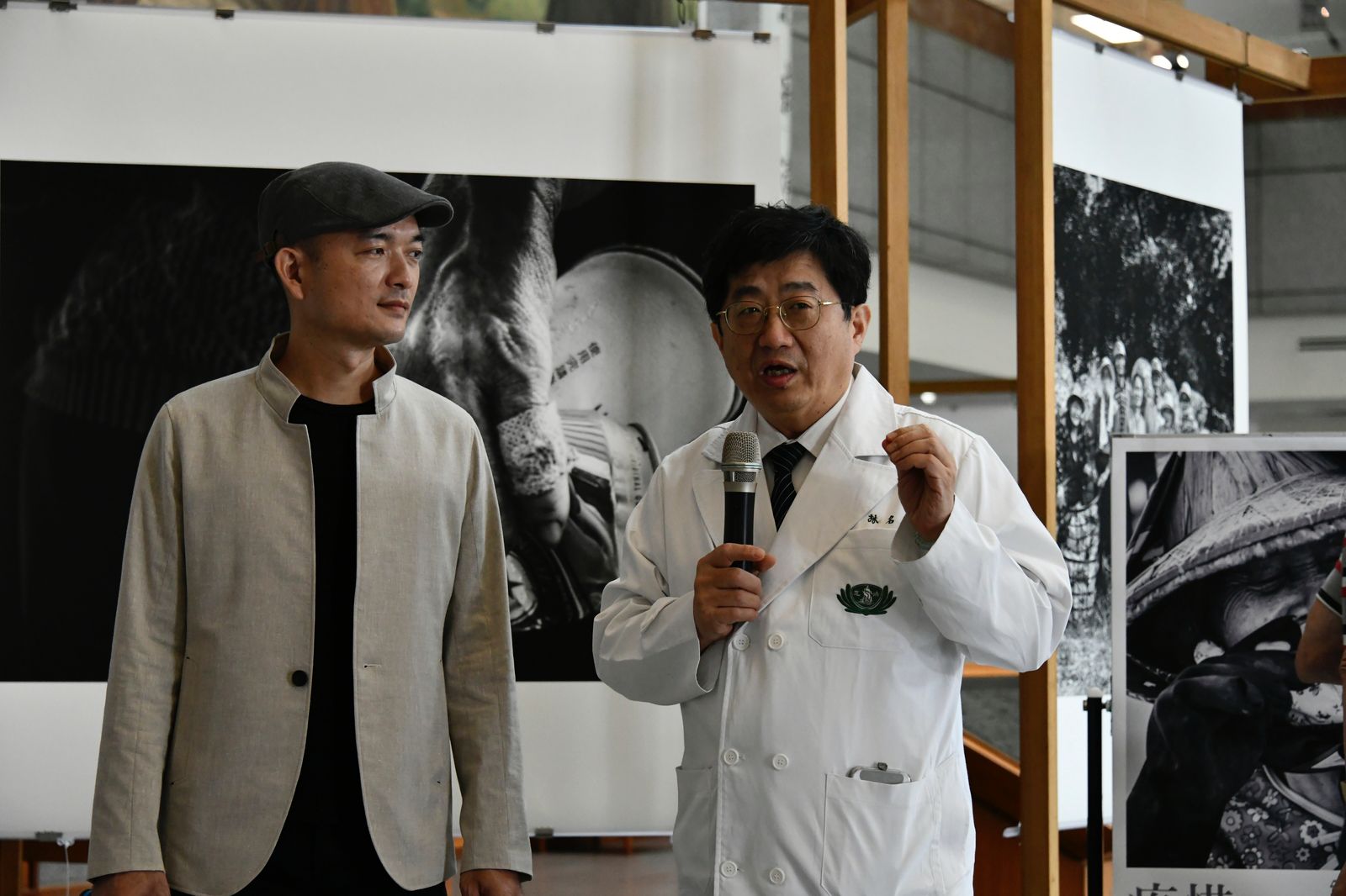 林名男副院長(右)致詞感謝黃筱哲(左)為環保志工留下美好的記錄