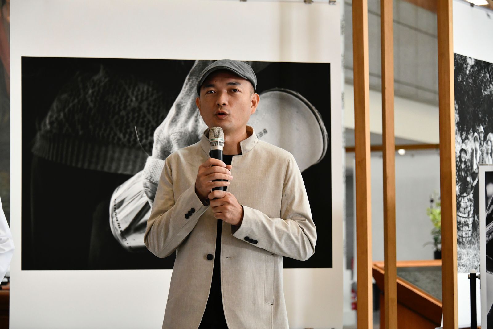 慈濟月刊攝影記者黃筱哲10幾年來持續記錄環保志工,精選作品在大林慈濟醫院展出