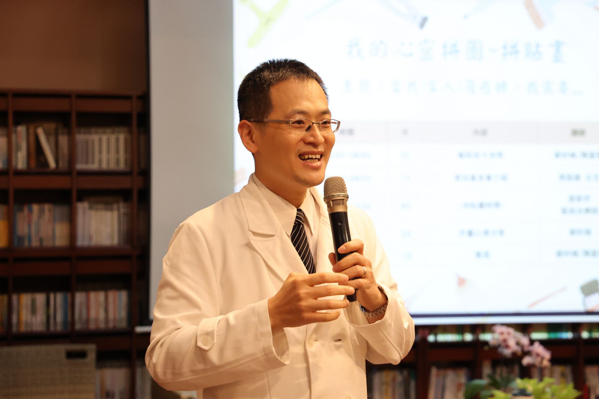 乳房醫學中心主任張群明表示,希望每一位病友姊妹抱著輕鬆、一起來玩的心情,拋開生活與疾病帶來的壓力,好好享受創作的過程。