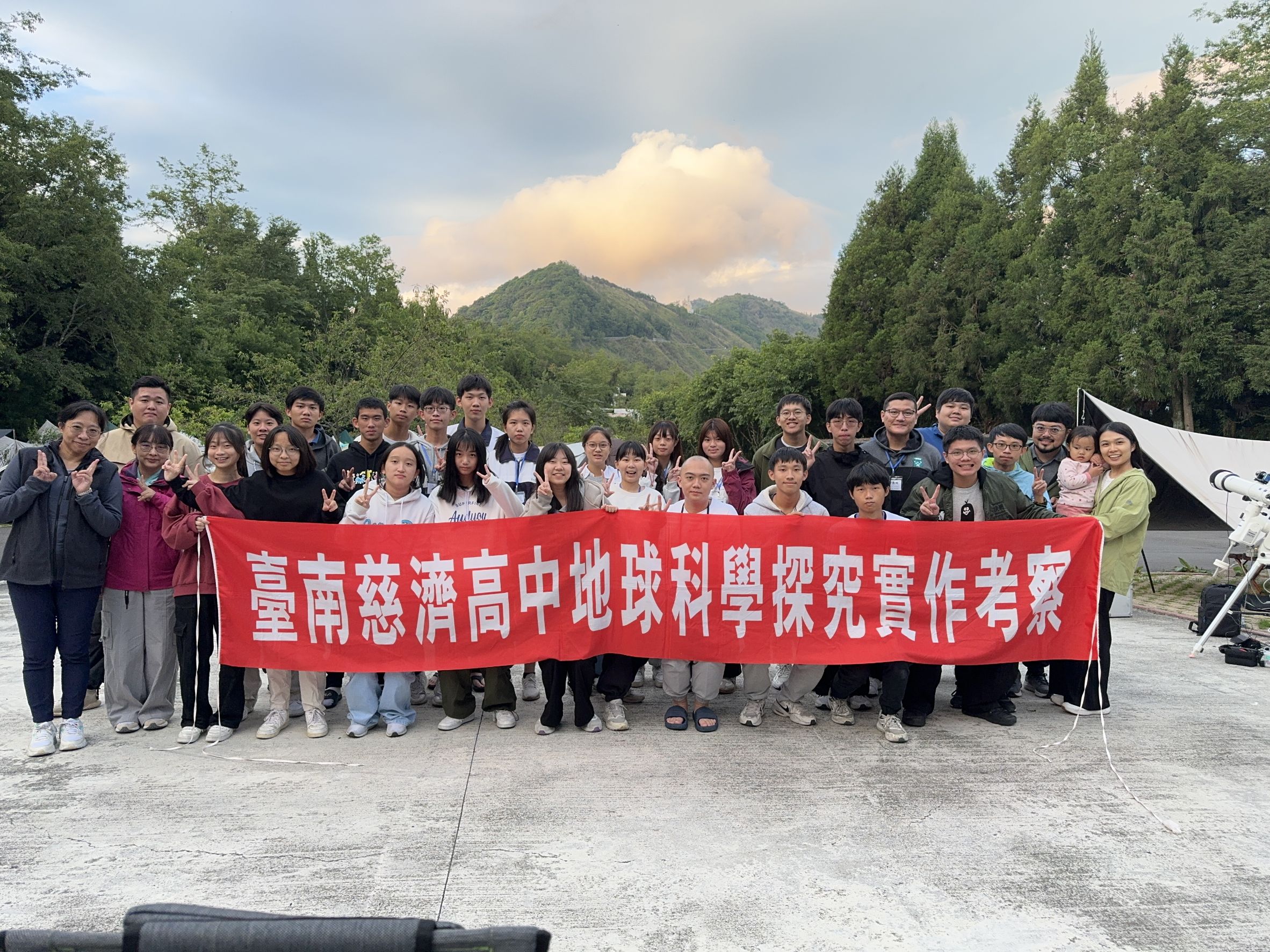 畢業校友前來齊聚,共同參與觀星考察活動,展現教學相長和技術傳承的重要。