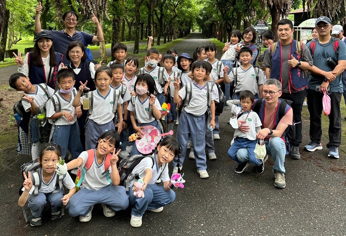 孩子們在老師及家長志工的陪伴下來到兆豐農場「拜訪春天」。