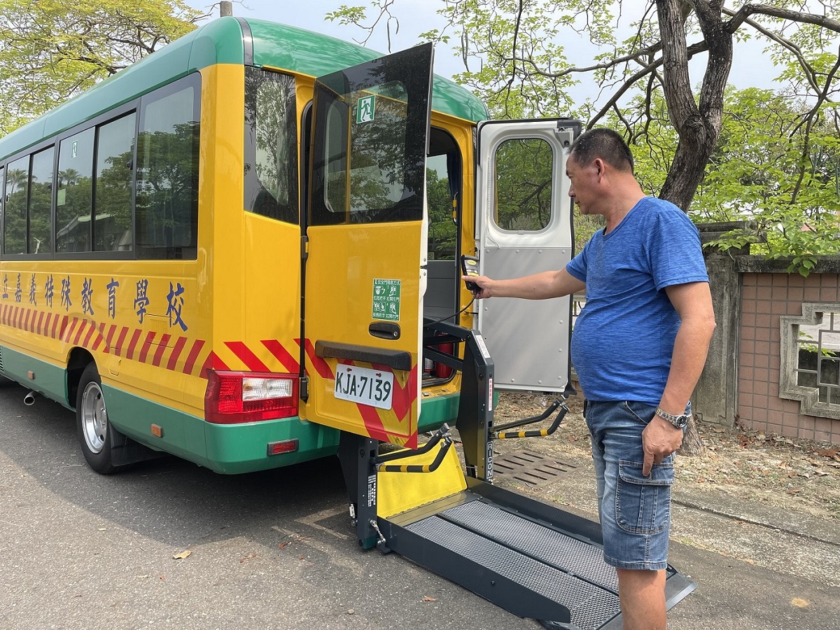 身心障礙學生交通車輪椅升降設備