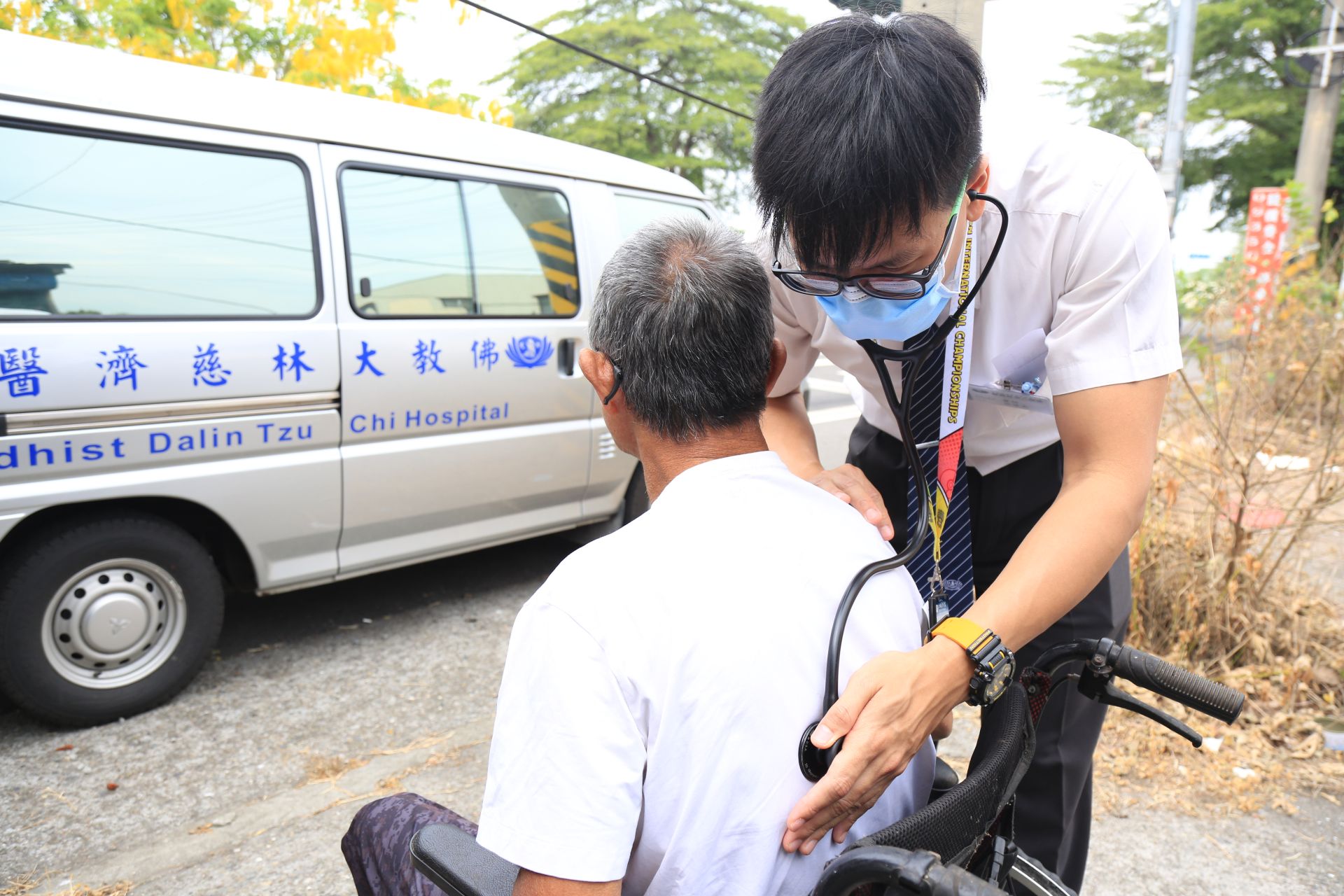 大林慈院張愷杰醫師走入偏鄉,為貧病患者看診。