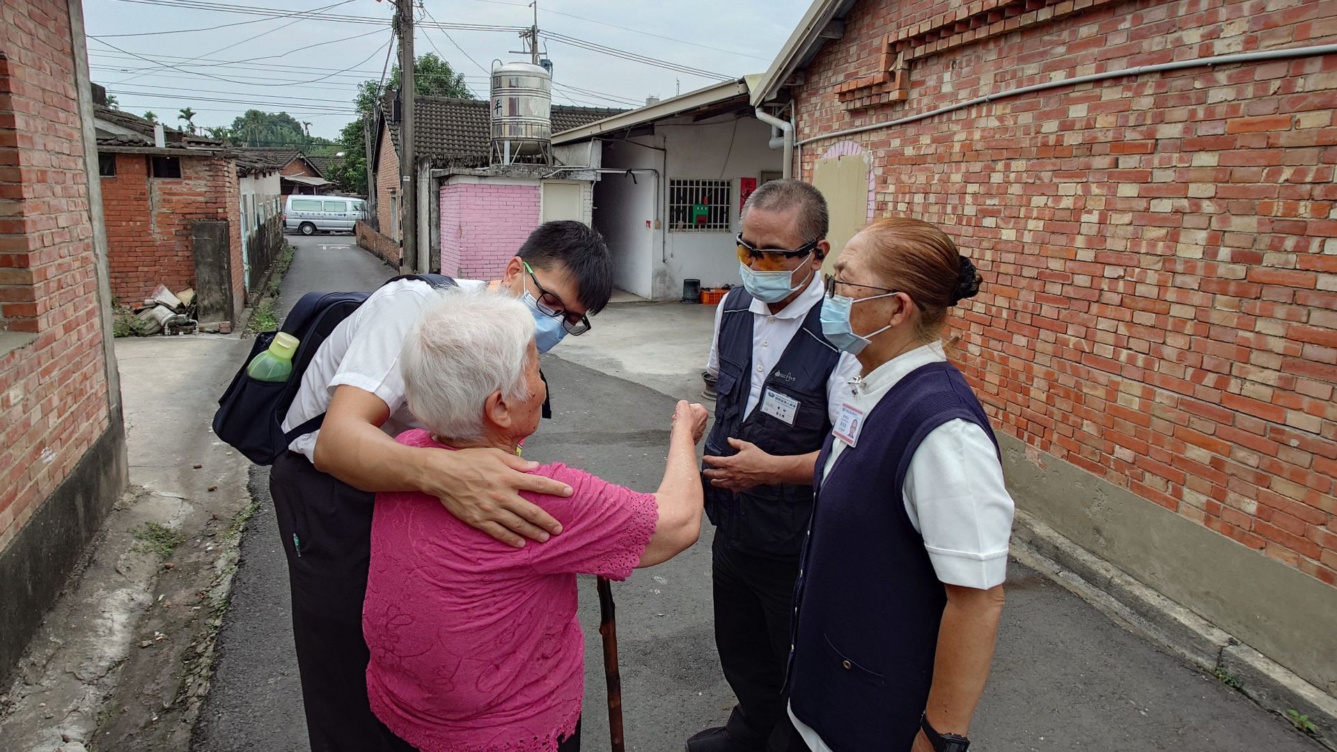 「阿嬤,妳辛苦了!」張愷杰醫師輕抱著淚流不止的長者,人醫會給予安慰及關懷。