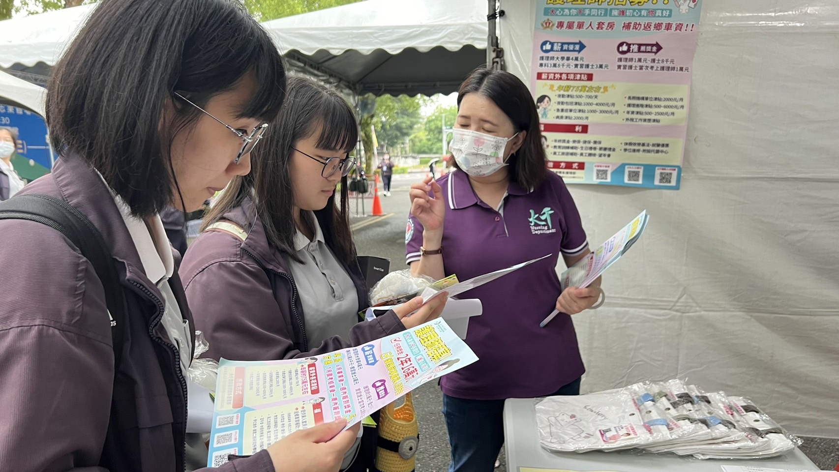 企業向應屆畢業生介紹薪資福利與職場環境。
