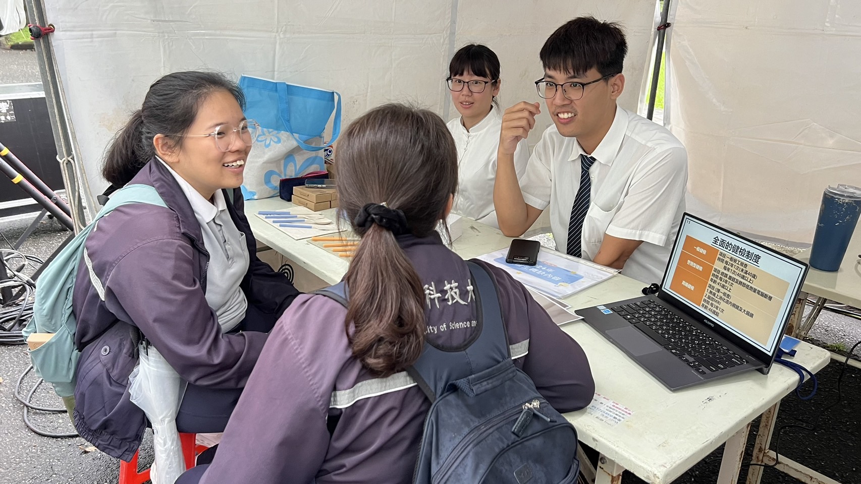 企業向應屆畢業生介紹薪資福利與職場環境。