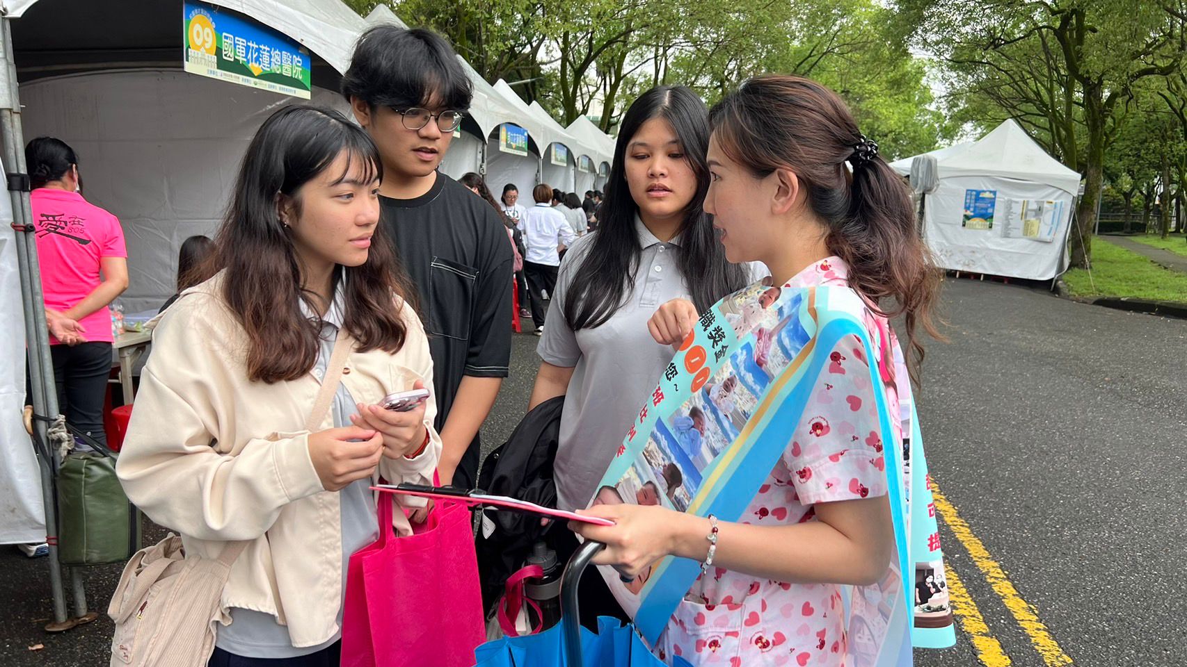 企業向應屆畢業生介紹薪資福利與職場環境。