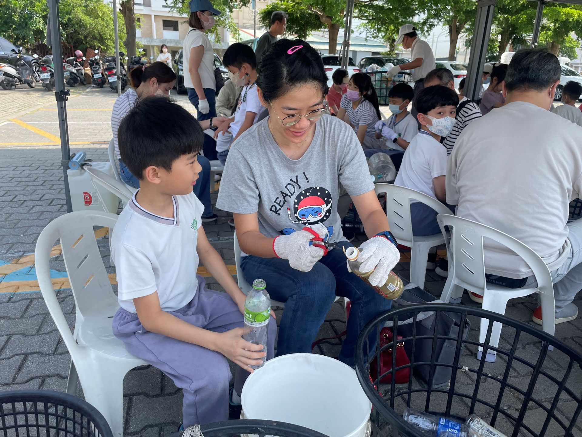 一面做環保一面和媽媽有說有笑,親子環保體驗收穫多!
